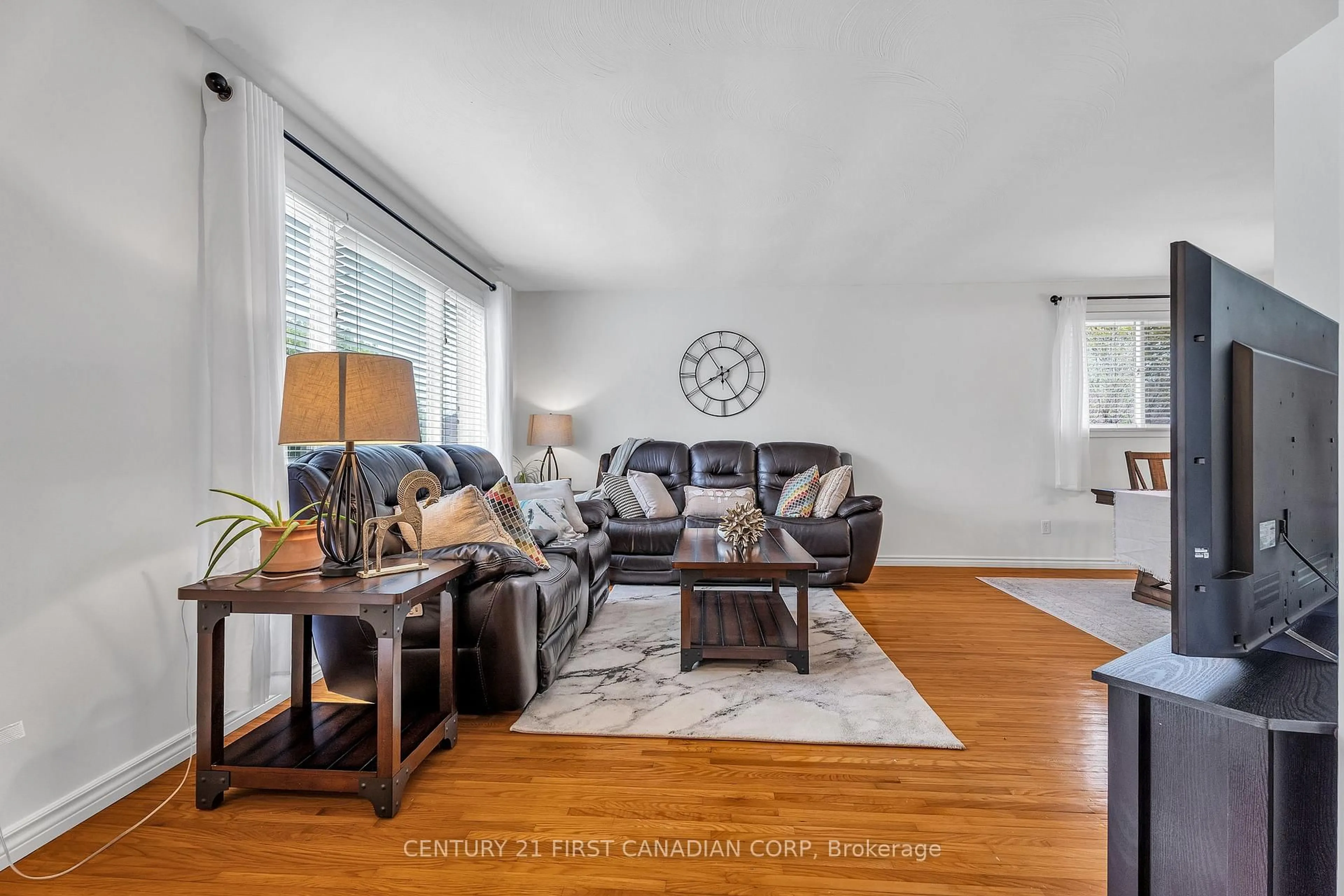 Living room with furniture, unknown for 31 Brenlyn Crt, Hamilton Ontario L9C 4N8