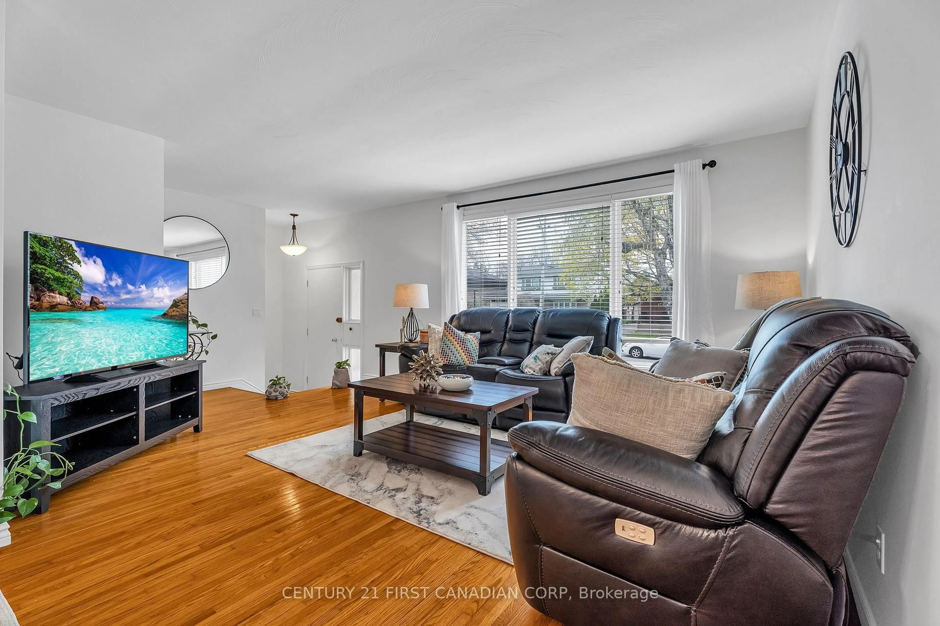 Living room with furniture, unknown for 31 Brenlyn Crt, Hamilton Ontario L9C 4N8