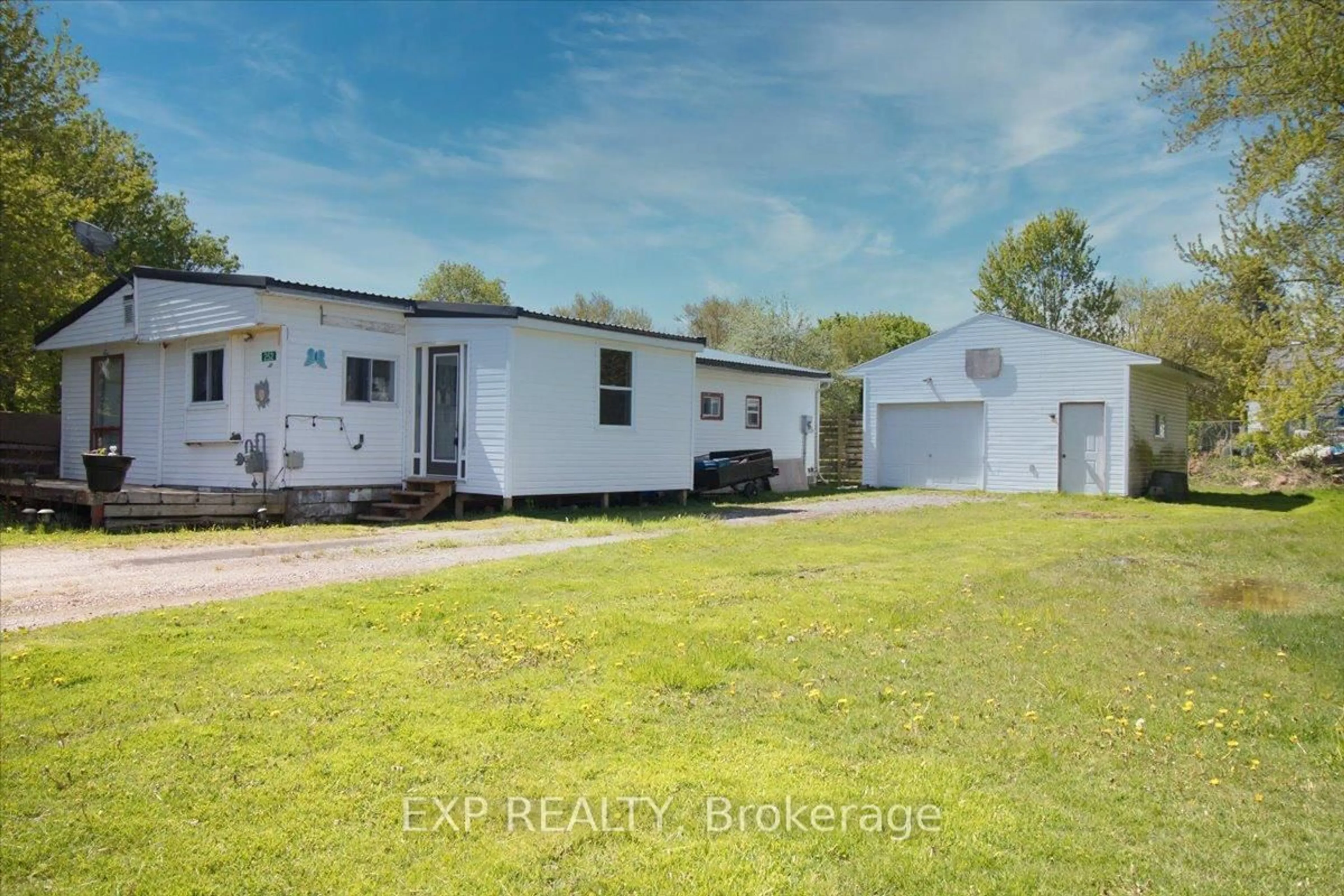 A pic from outside/outdoor area/front of a property/back of a property/a pic from drone, unknown for 252 Queen St, Chatham-Kent Ontario N0P 1T0