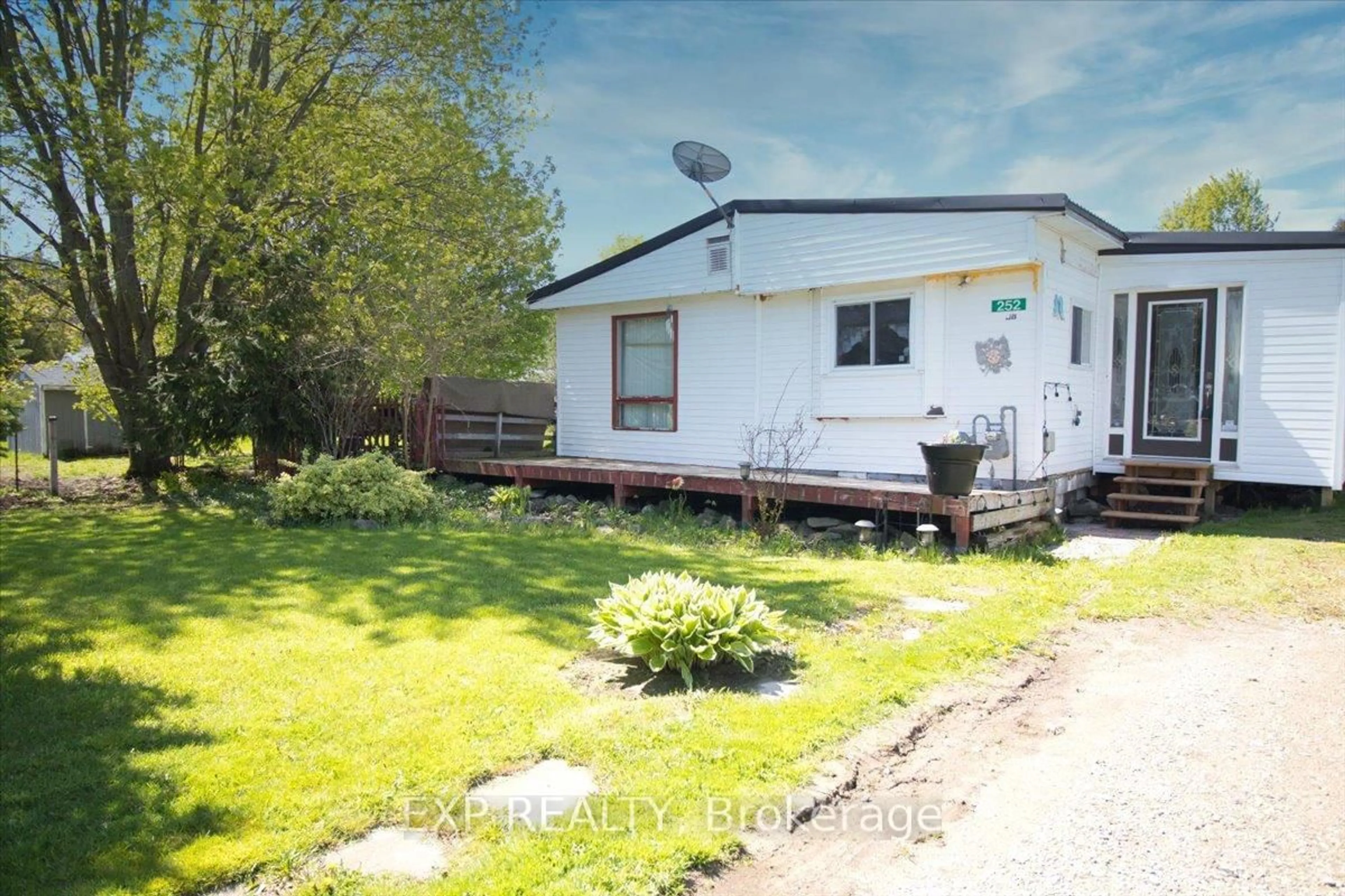 A pic from outside/outdoor area/front of a property/back of a property/a pic from drone, street for 252 Queen St, Chatham-Kent Ontario N0P 1T0