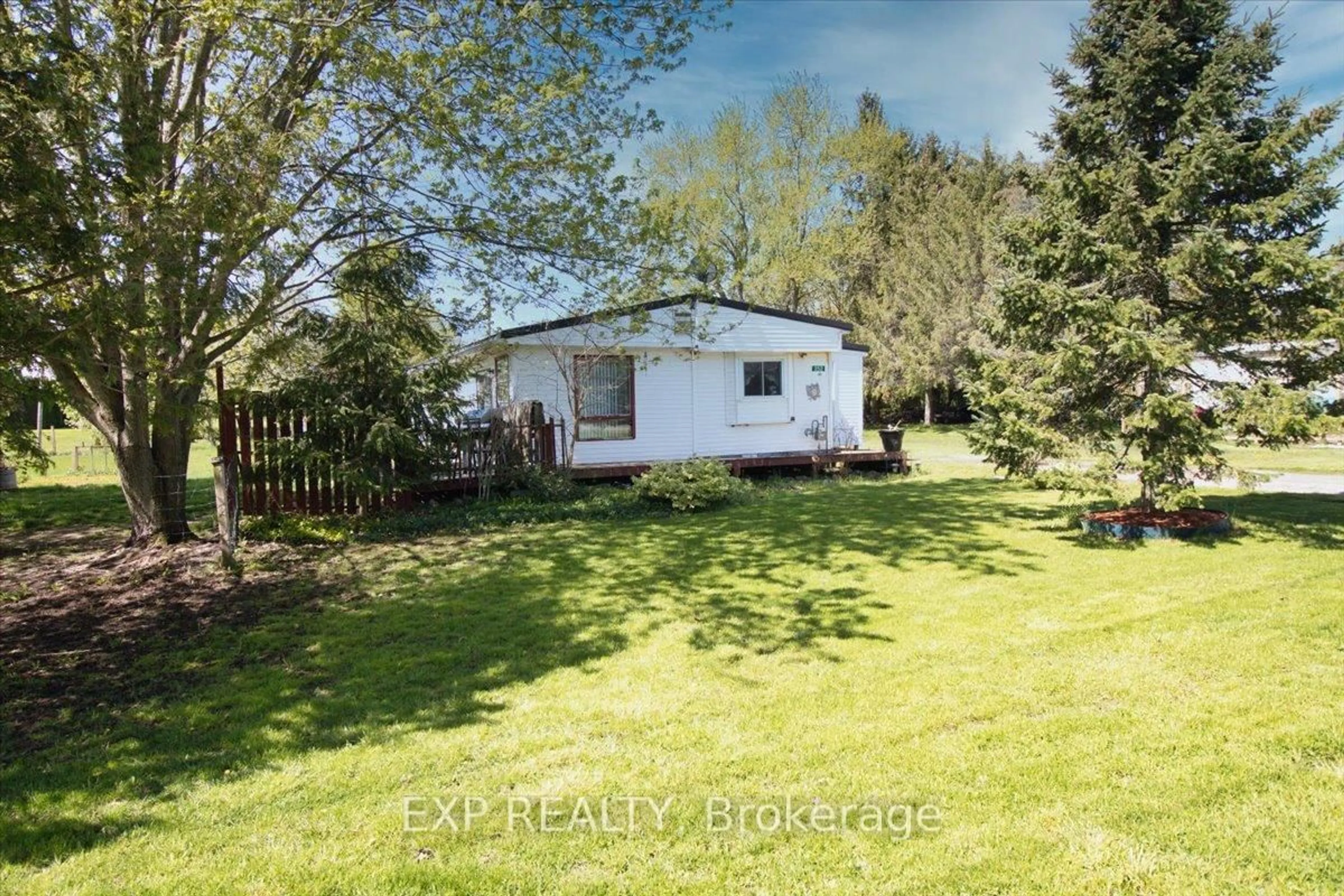 A pic from outside/outdoor area/front of a property/back of a property/a pic from drone, unknown for 252 Queen St, Chatham-Kent Ontario N0P 1T0