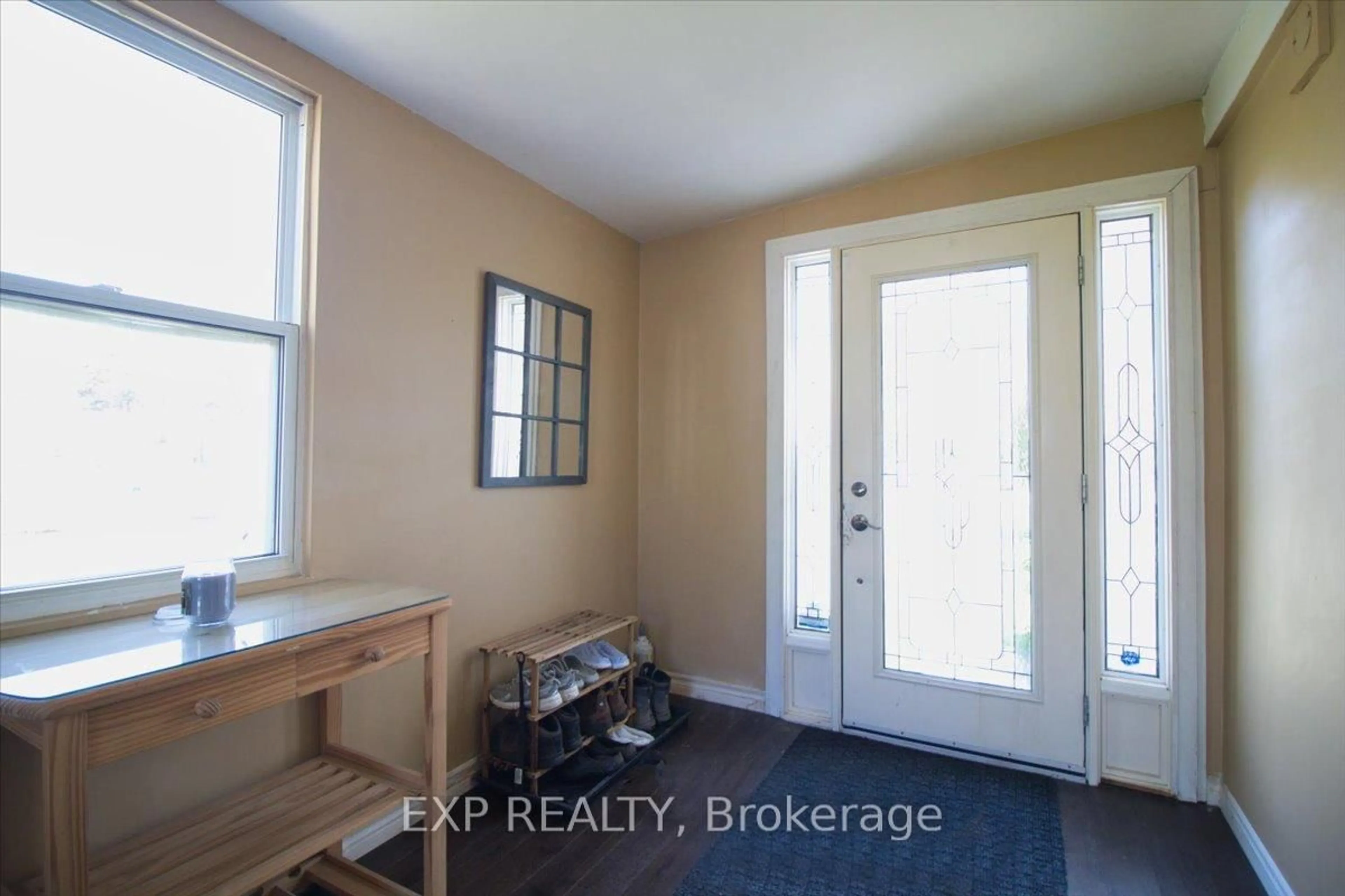 Indoor entryway for 252 Queen St, Chatham-Kent Ontario N0P 1T0