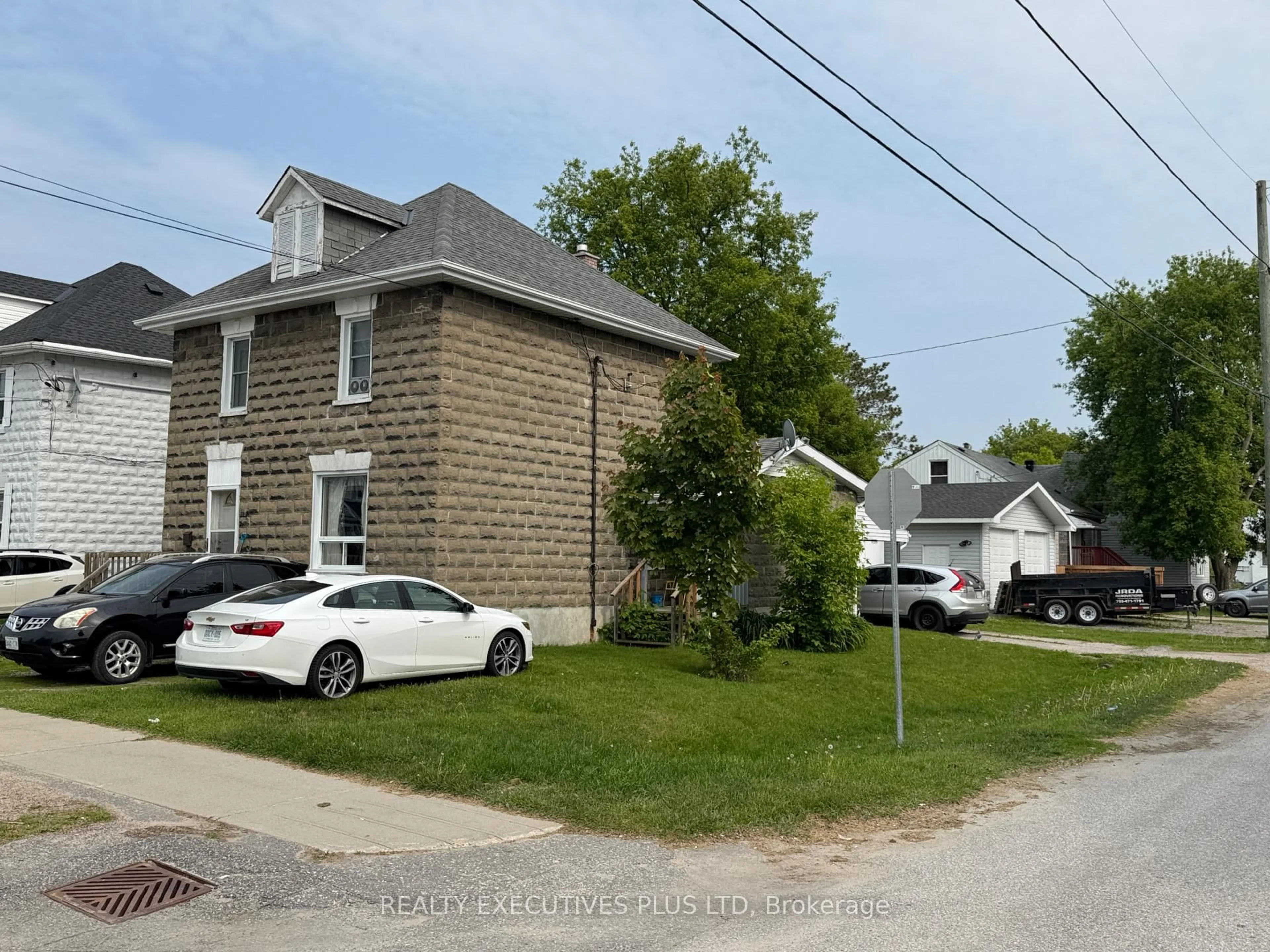 A pic from outside/outdoor area/front of a property/back of a property/a pic from drone, street for 907 Fraser St, North Bay Ontario P1B 3X7