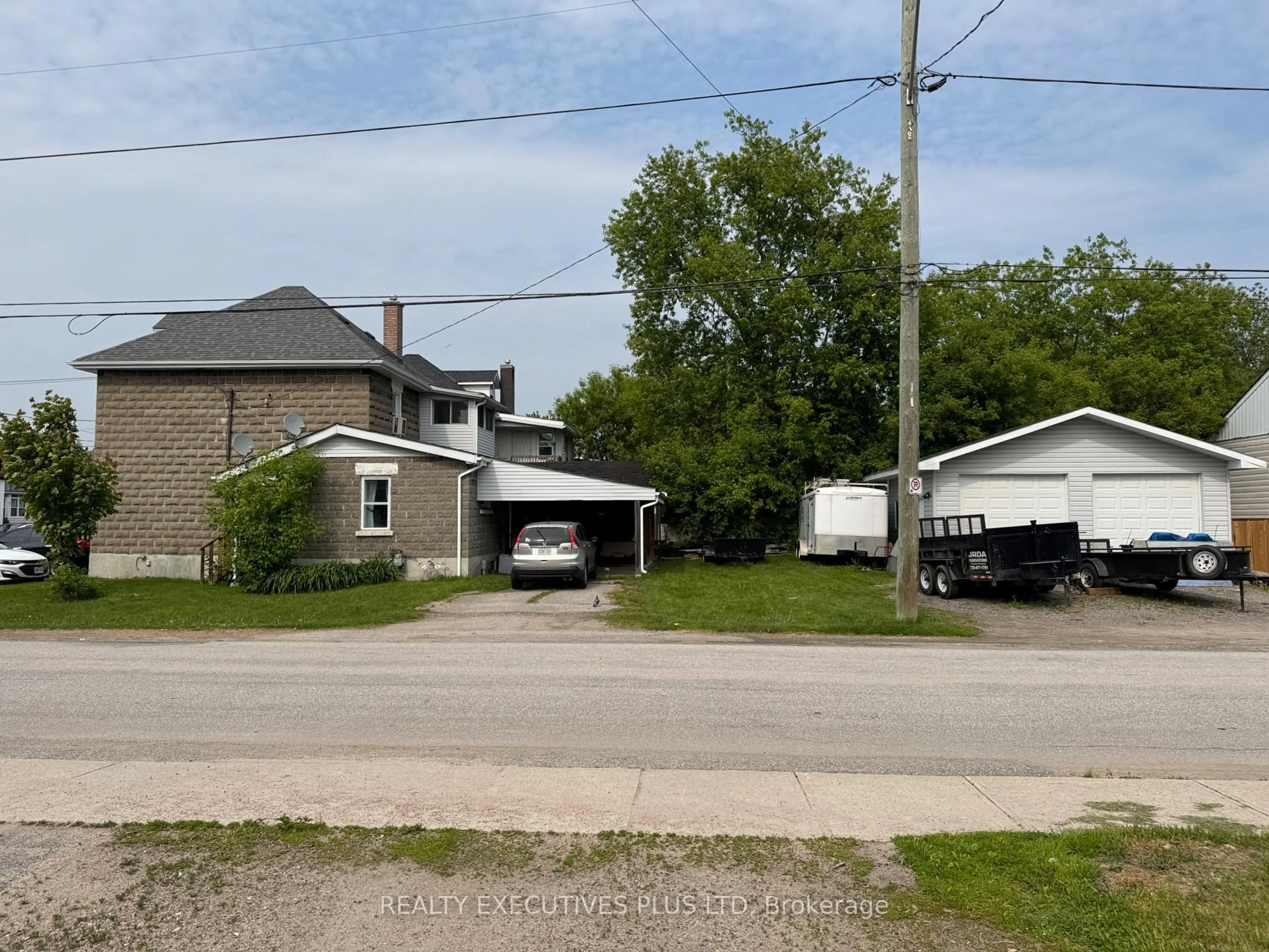 A pic from outside/outdoor area/front of a property/back of a property/a pic from drone, street for 907 Fraser St, North Bay Ontario P1B 3X7