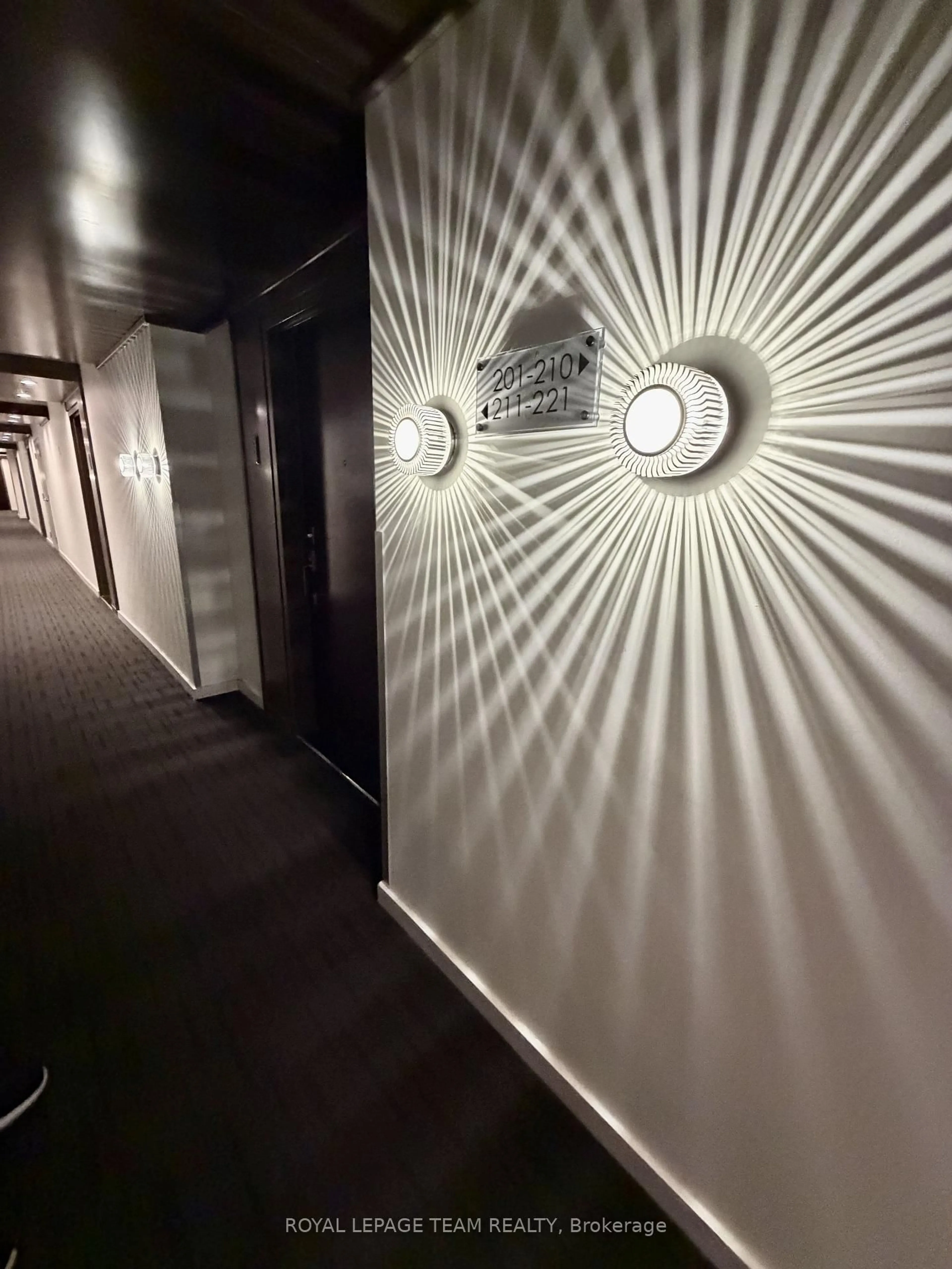 Indoor foyer for 101 Richmond Rd #219, Ottawa Ontario K1Z 0A6