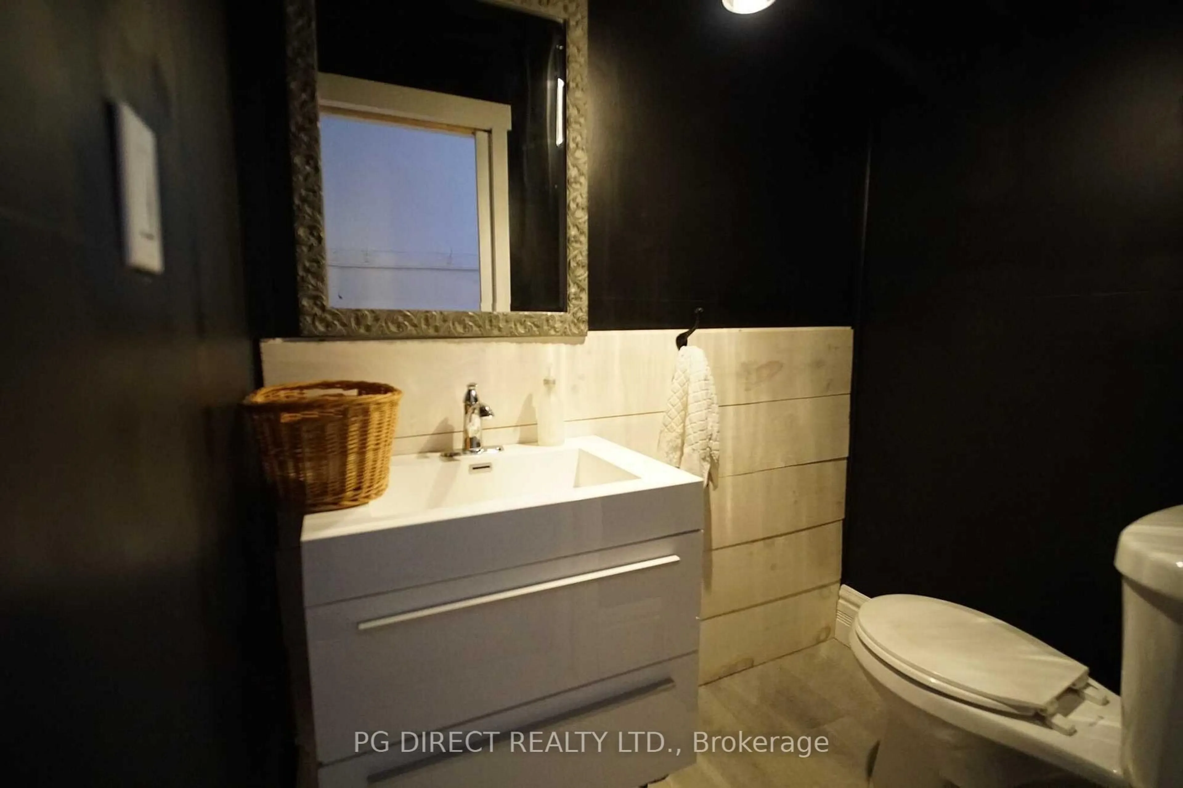 Contemporary bathroom, ceramic/tile floor for 79 Brock Rd, Puslinch Ontario N0B 2J0