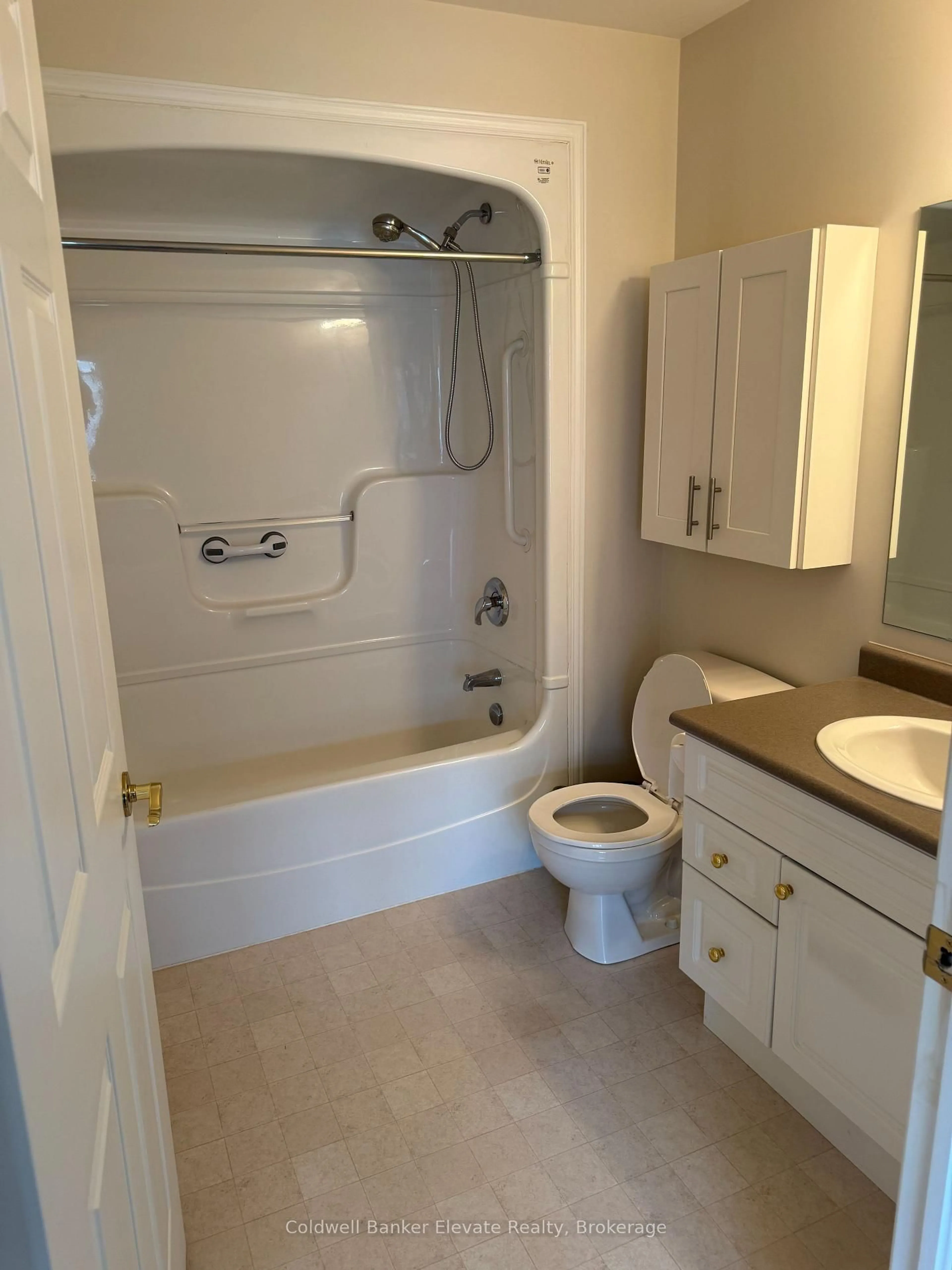 Standard bathroom, unknown for 2705 KINGSWAY Dr #9, Kitchener Ontario N2C 2T2