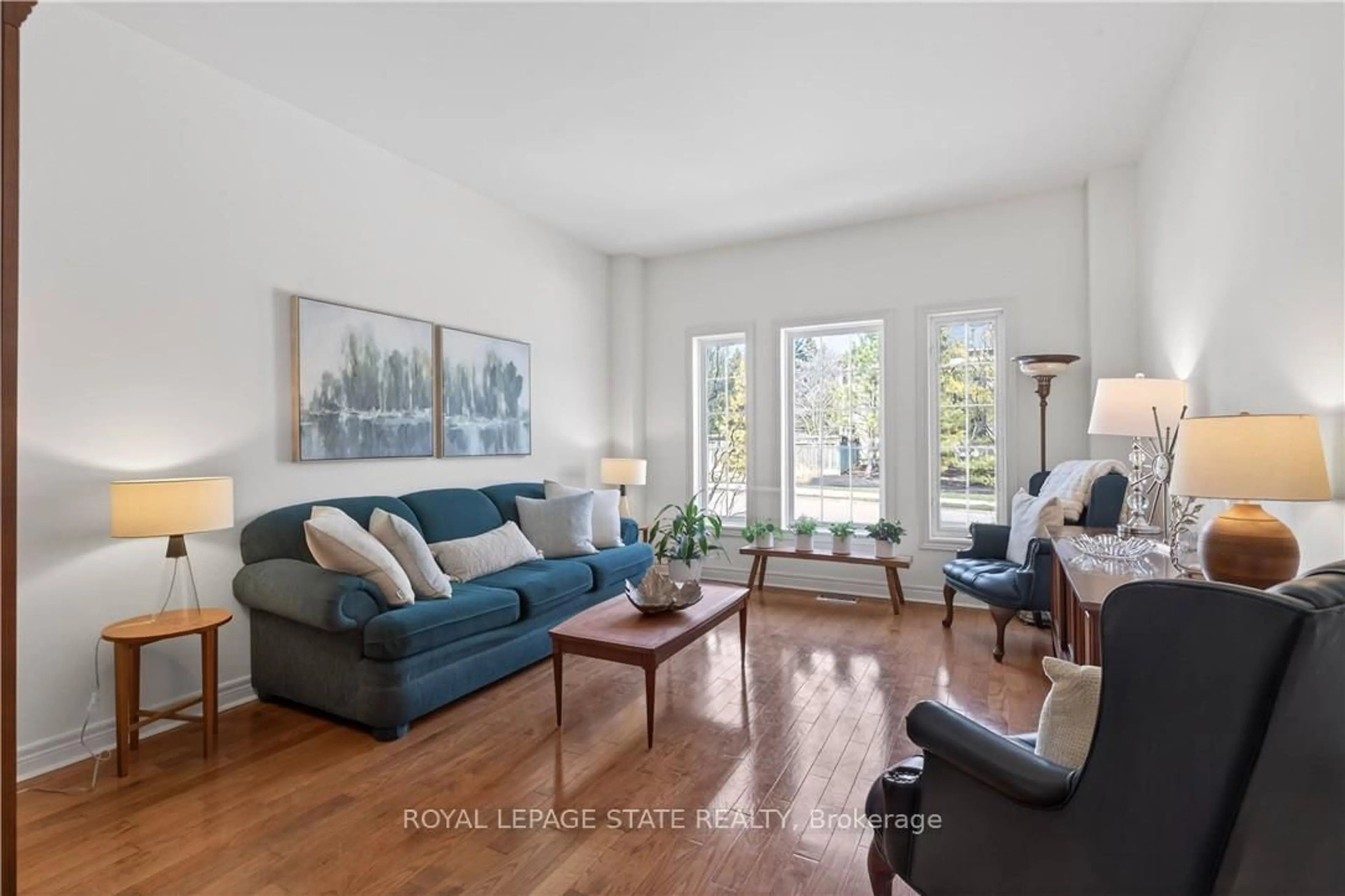 Living room with furniture, wood/laminate floor for 29 Gaines Ave, Hamilton Ontario L9H 7M4