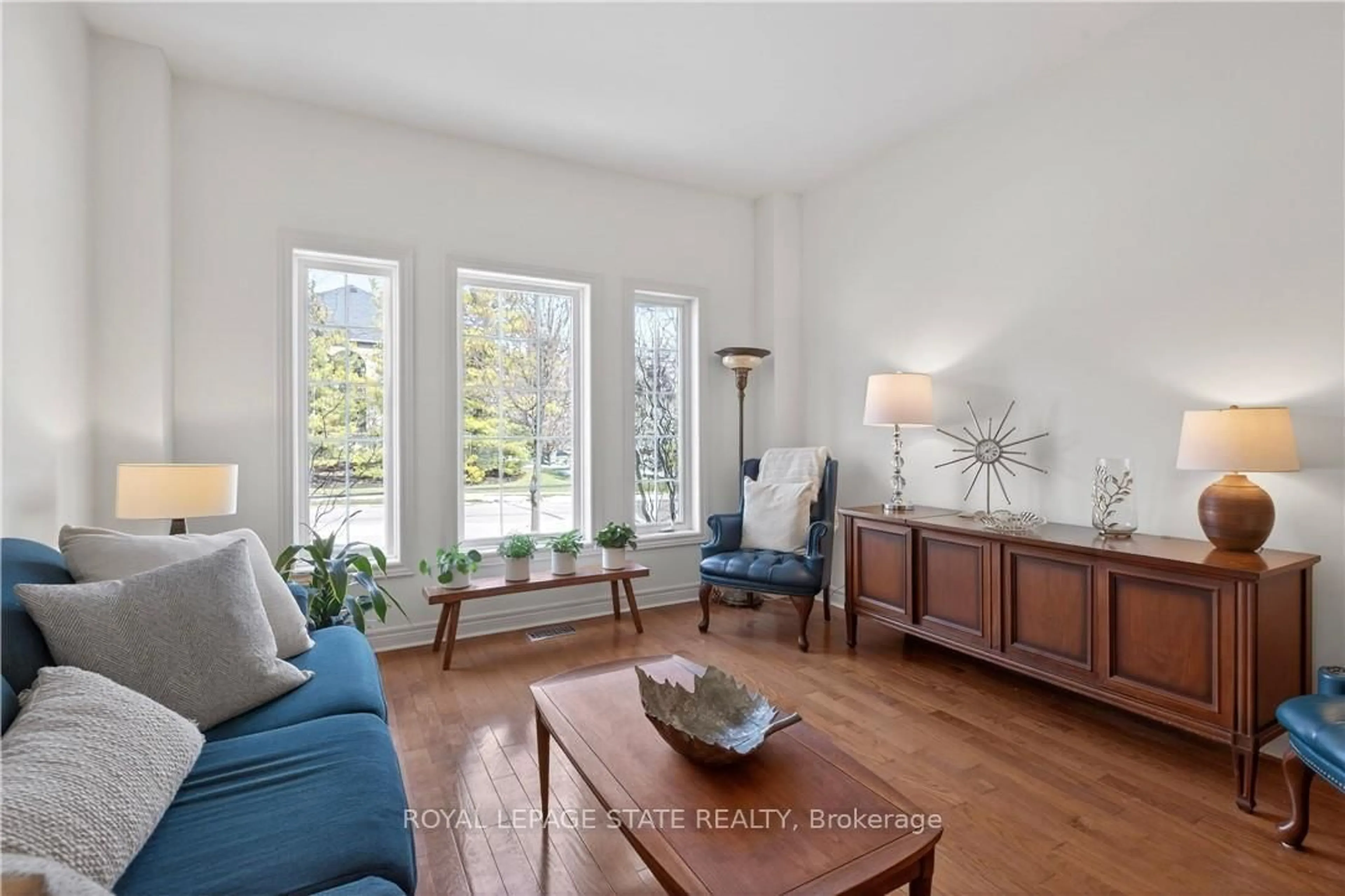 Living room with furniture, unknown for 29 Gaines Ave, Hamilton Ontario L9H 7M4
