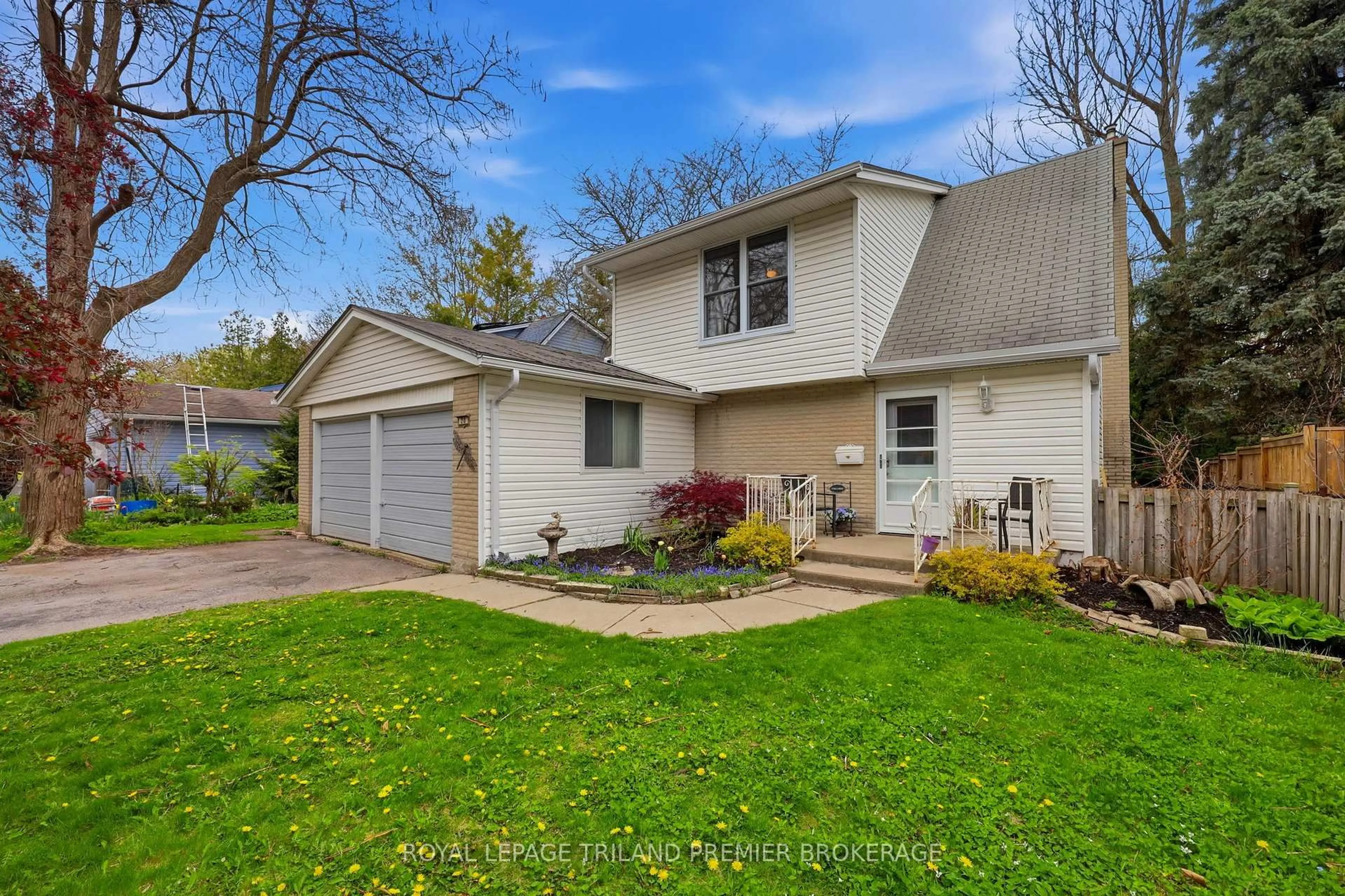 Home with vinyl exterior material, street for 20 Crabtree Ave, London North Ontario N6G 2H7