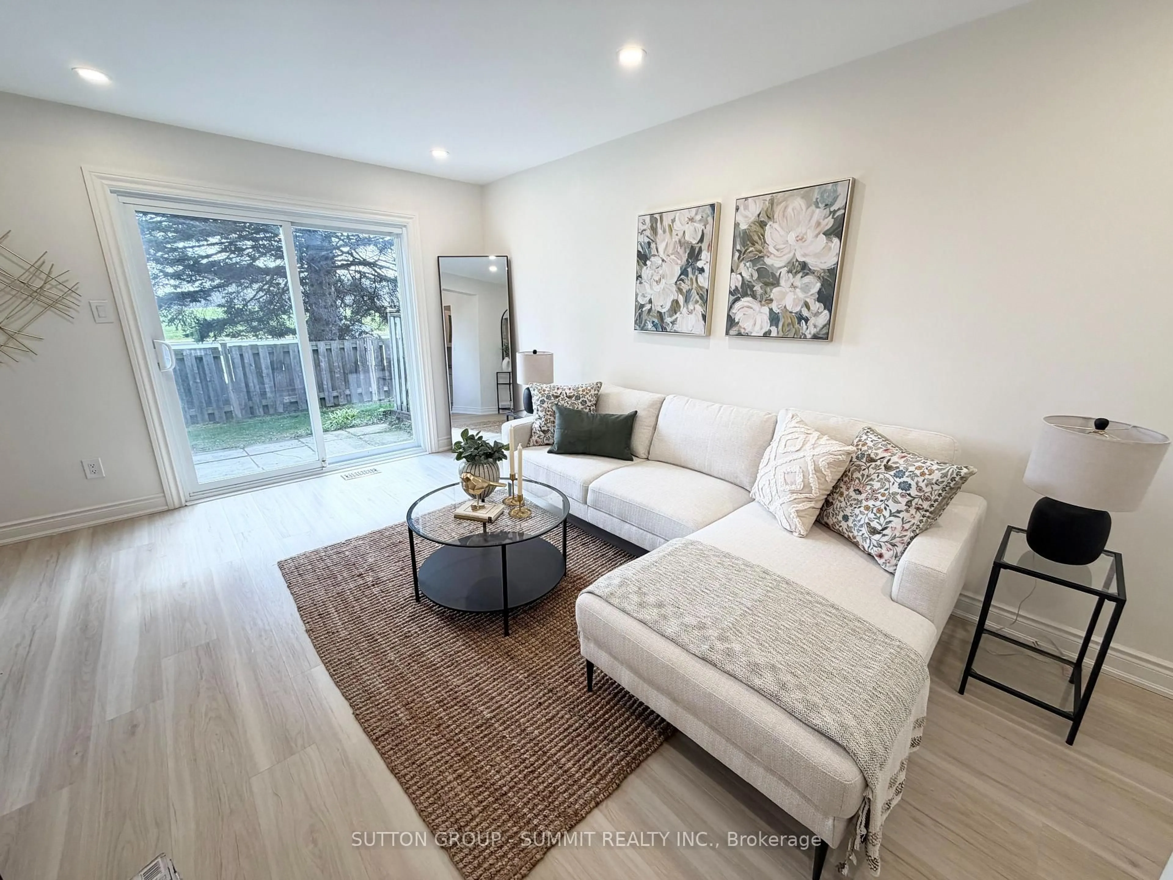 Living room with furniture, unknown for 1460 Garth St #4A, Hamilton Ontario L9B 1R6