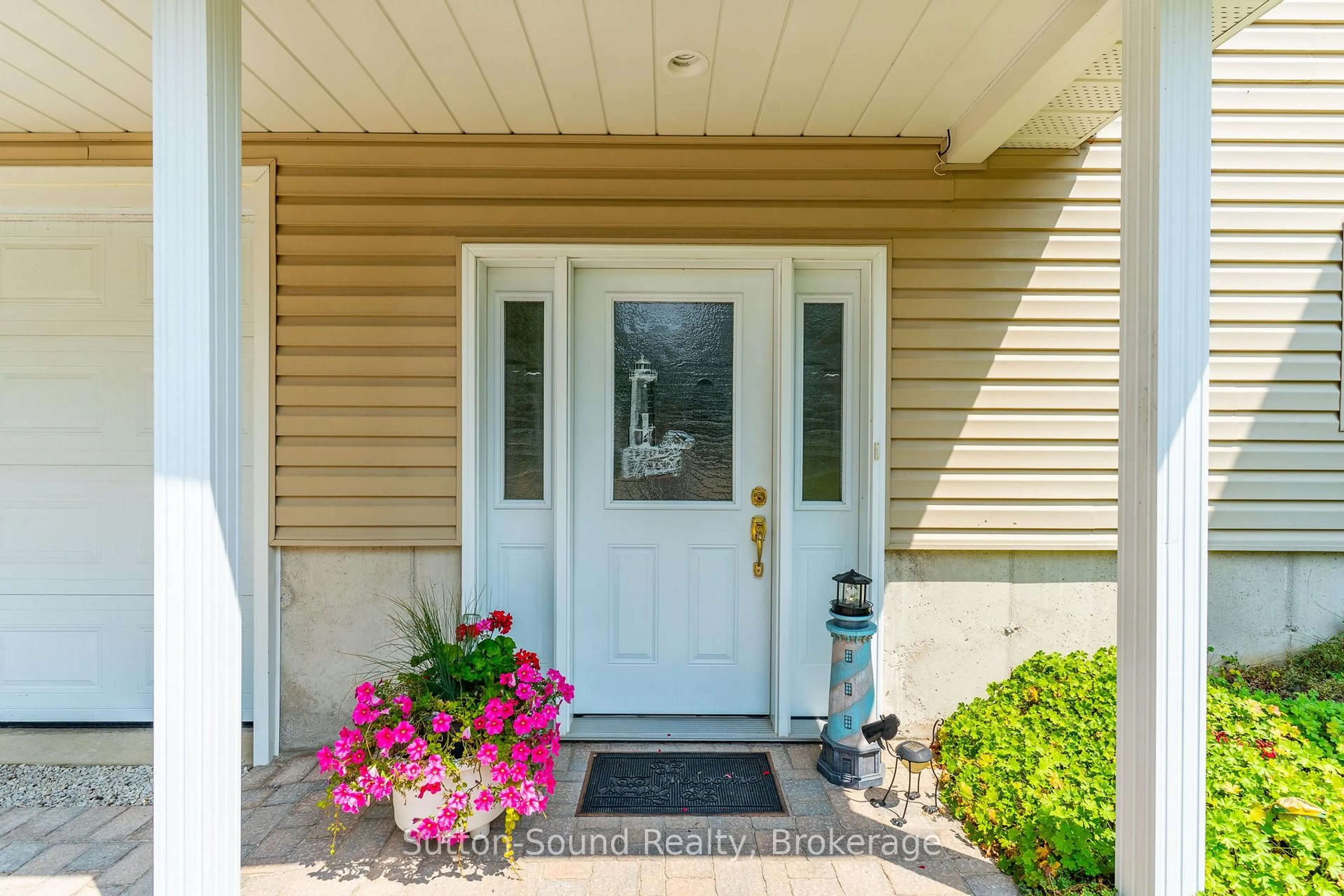 Indoor entryway for 1215 Sunset Dr, South Bruce Peninsula Ontario N0H 1X0