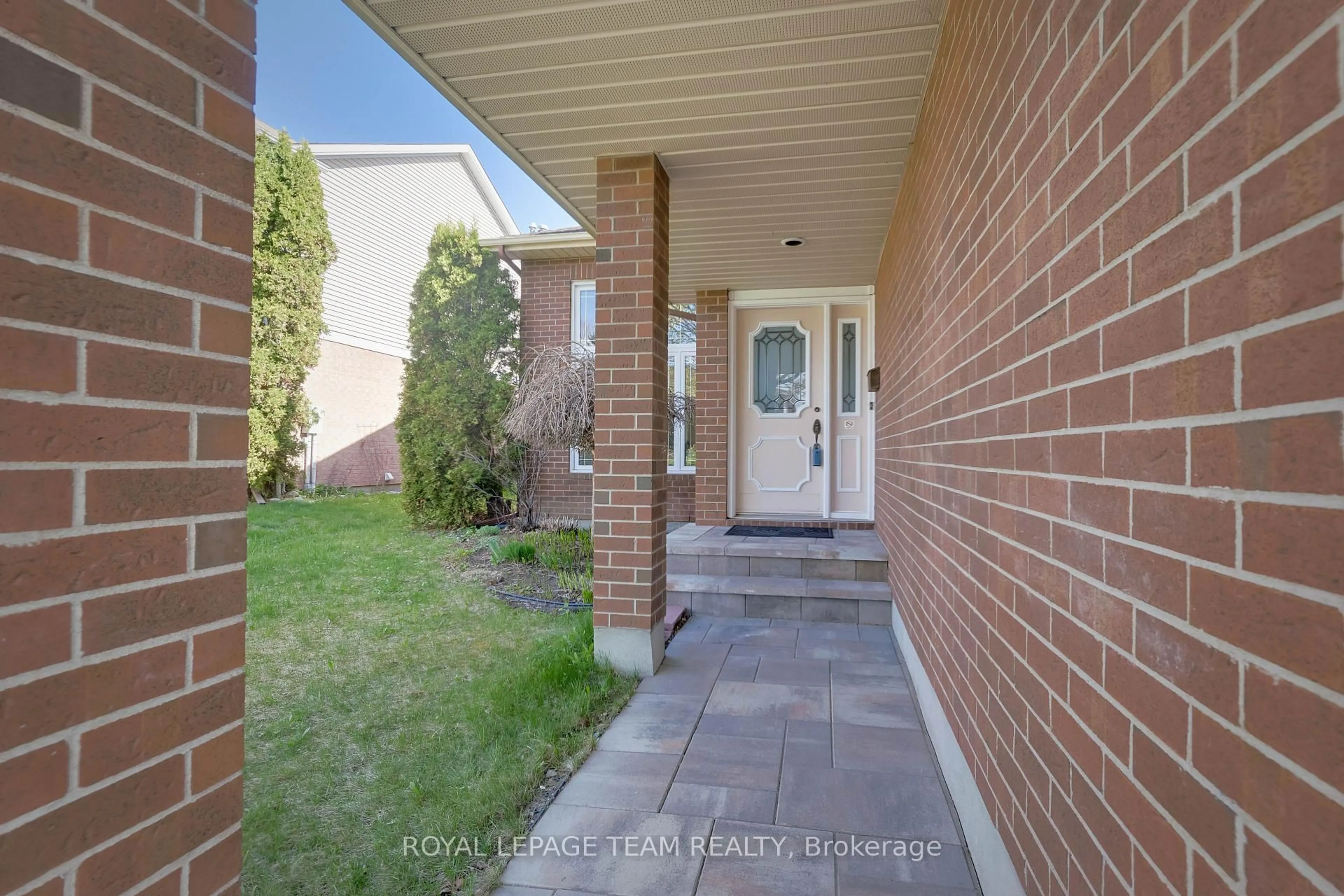 Unknown for 8 Saddlebrook St, Ottawa Ontario K2G 5N6