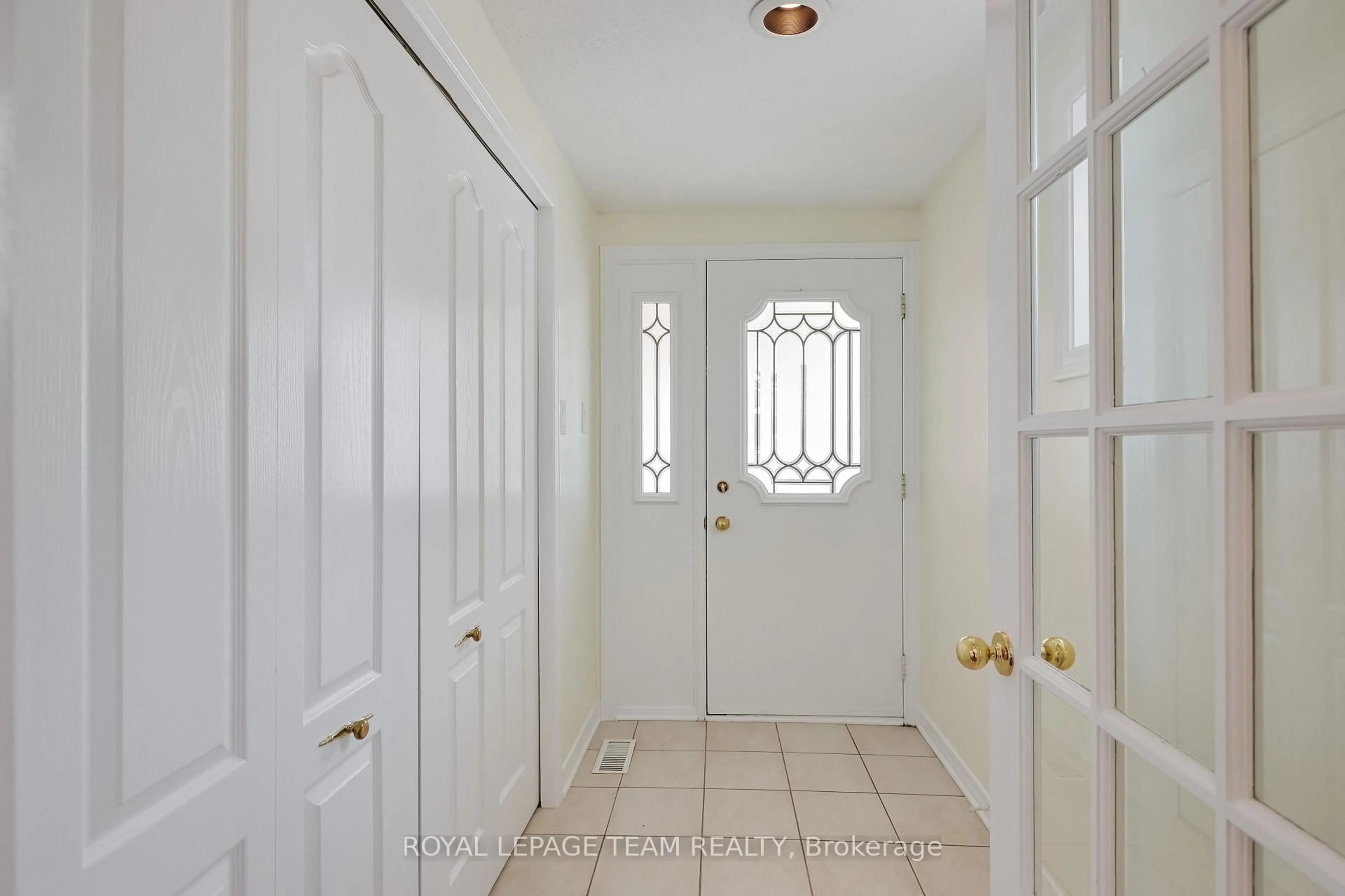 Indoor entryway for 8 Saddlebrook St, Ottawa Ontario K2G 5N6