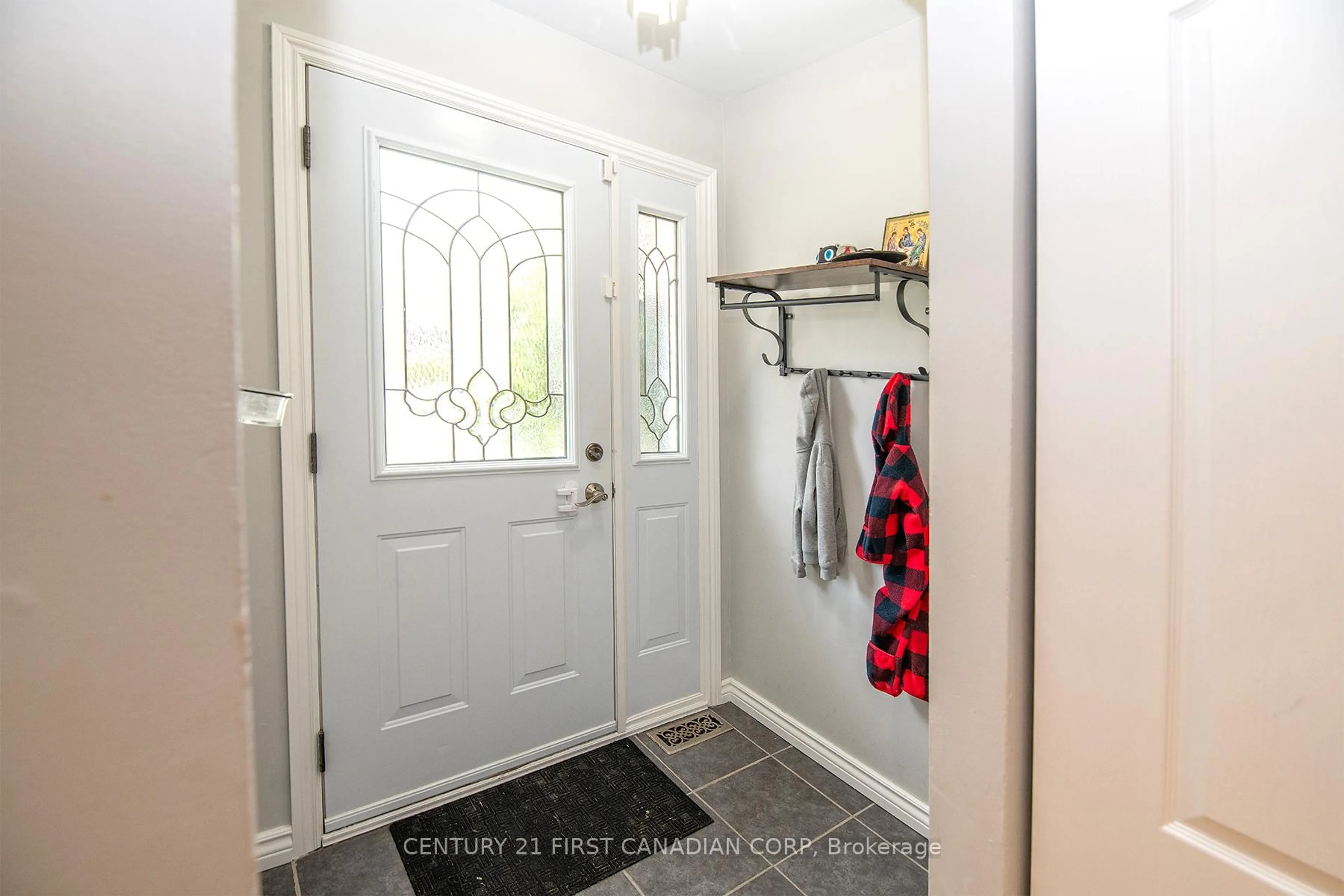 Indoor entryway for 808 Dulaney Dr, London South Ontario N6C 3W4