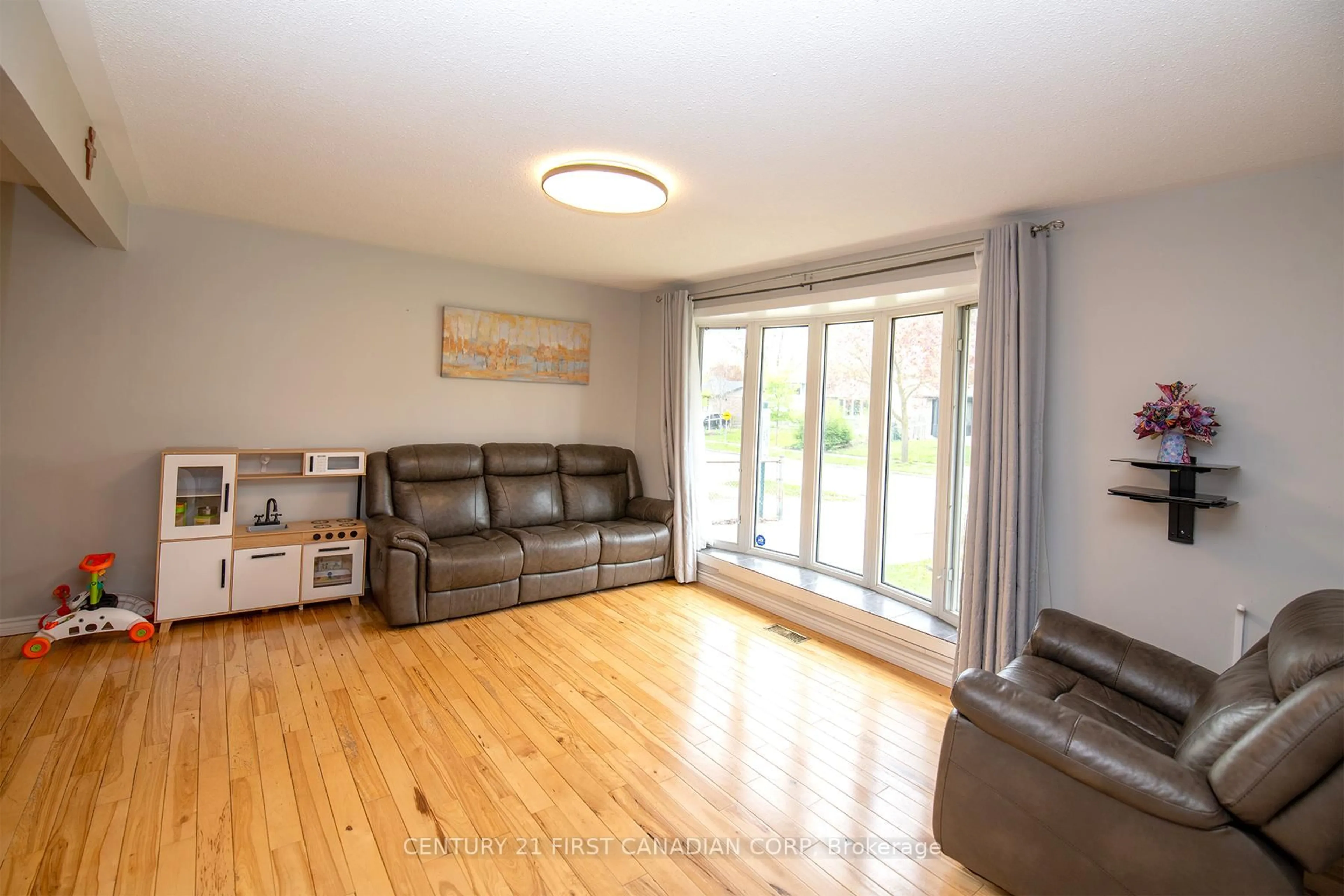 Living room with furniture, wood/laminate floor for 808 Dulaney Dr, London South Ontario N6C 3W4