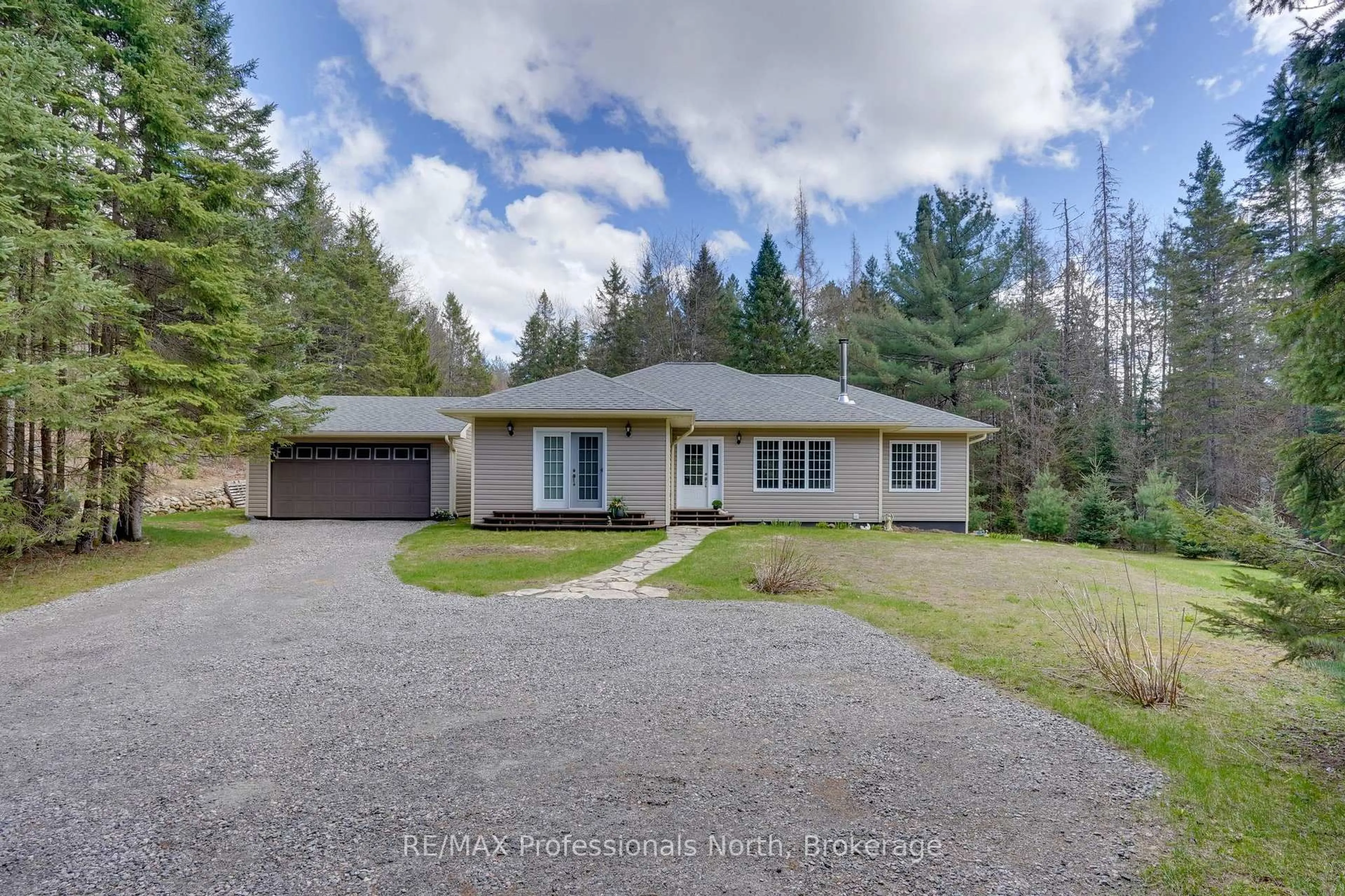 A pic from outside/outdoor area/front of a property/back of a property/a pic from drone, street for 2253 Lone Pine Dr, Huntsville Ontario P0B 1L0