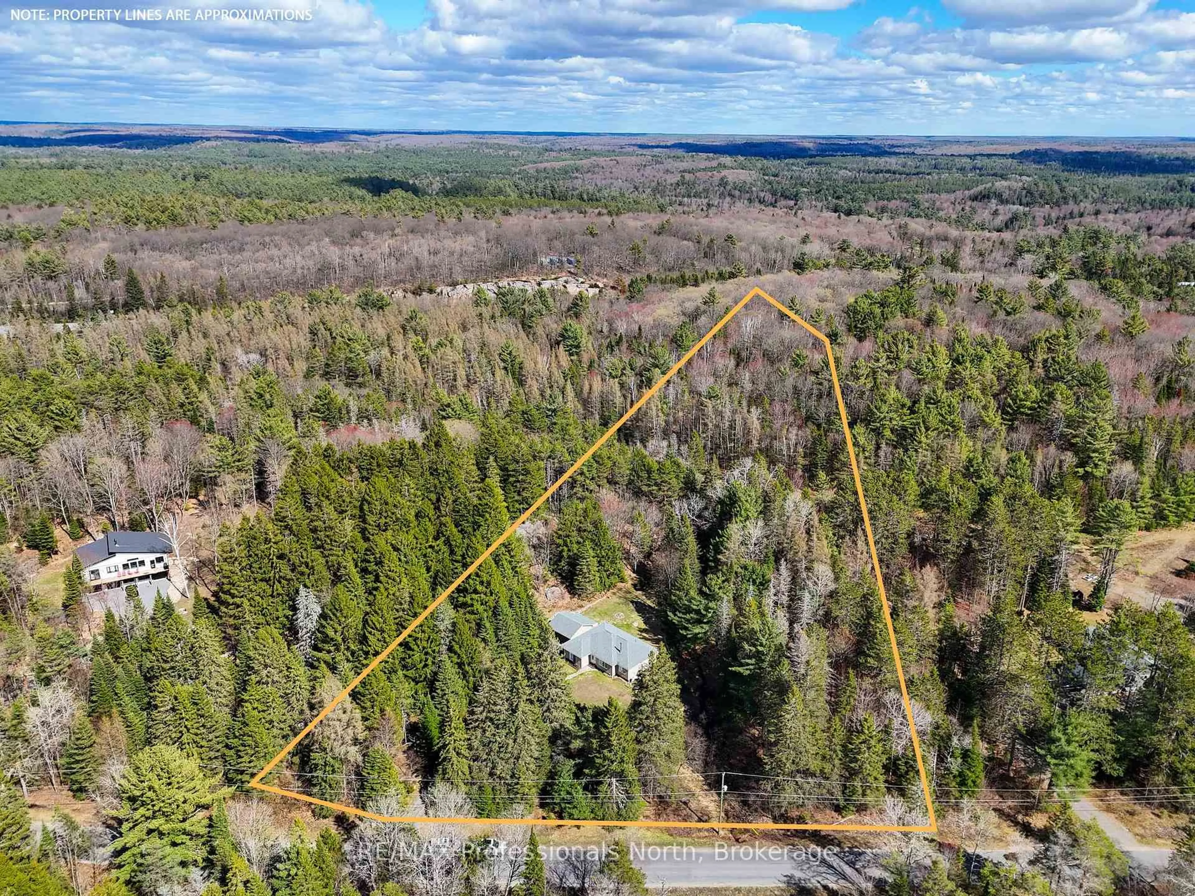 A pic from outside/outdoor area/front of a property/back of a property/a pic from drone, forest/trees view for 2253 Lone Pine Dr, Huntsville Ontario P0B 1L0