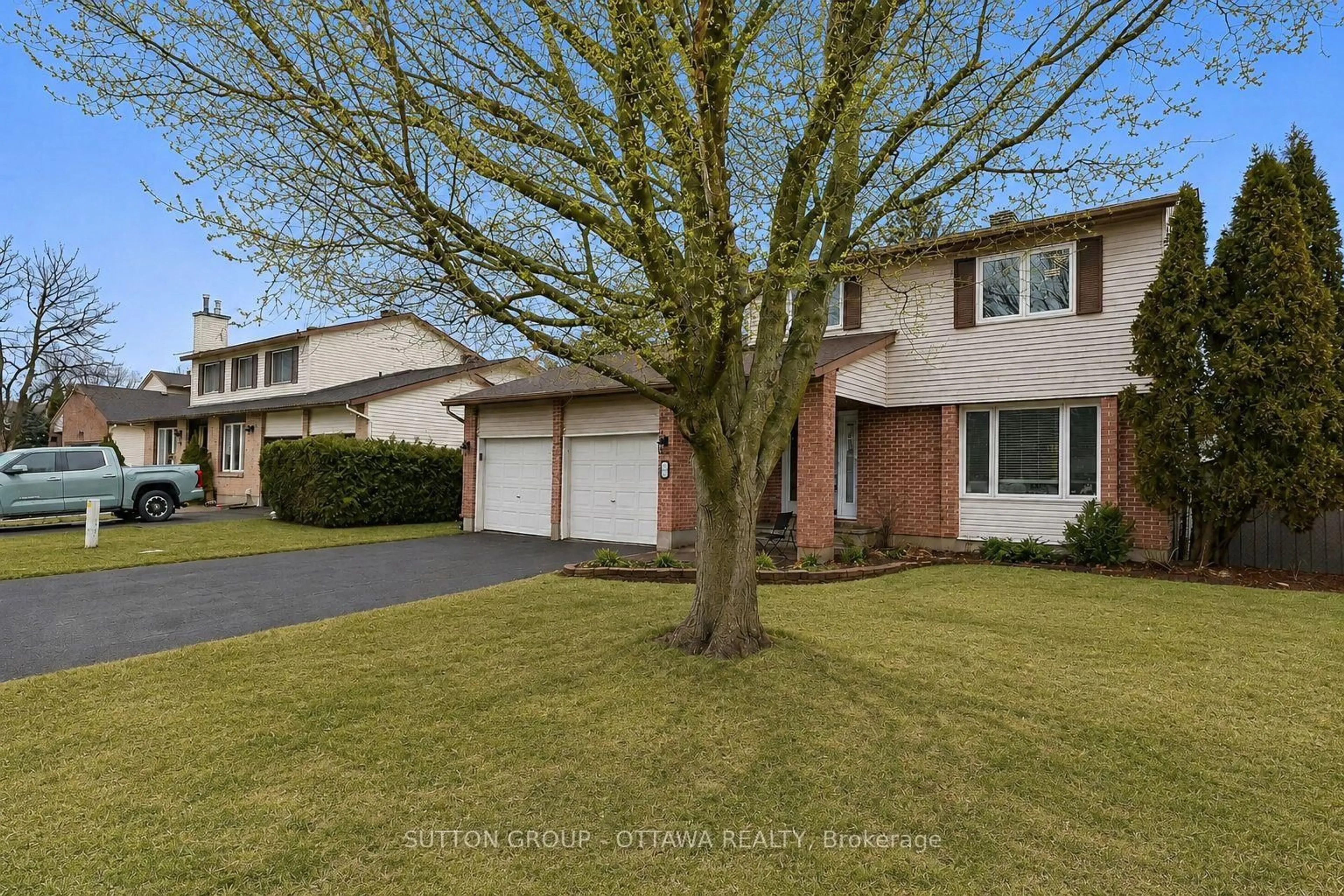 Home with vinyl exterior material, street for 238 Park Grove Dr, Ottawa Ontario K1E 2T1
