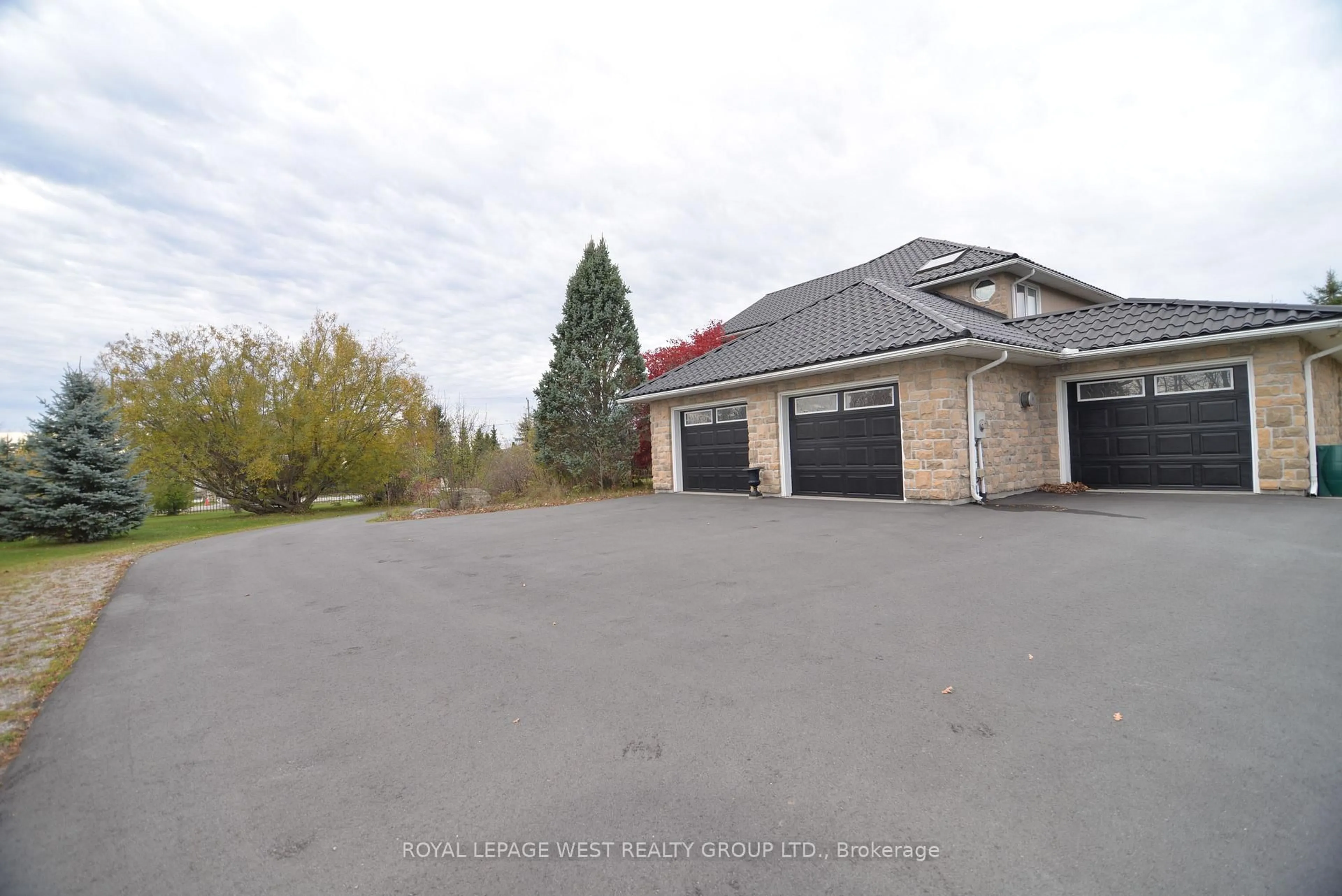 Indoor garage for 107 Nawautin Dr, Alnwick/Haldimand Ontario K0K 2G0