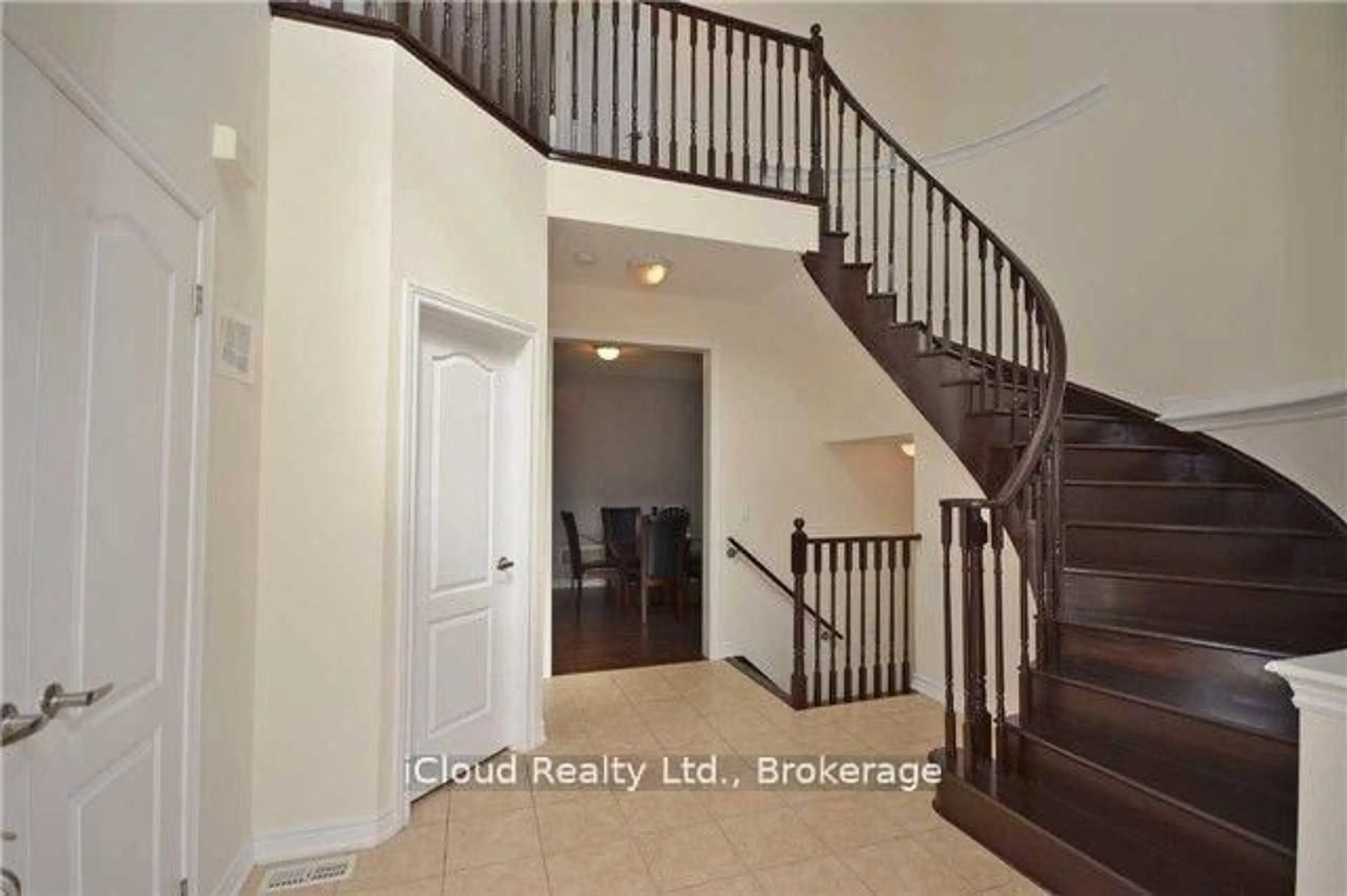 Indoor entryway for 668 Armstrong Rd, Shelburne Ontario L9V 3V4