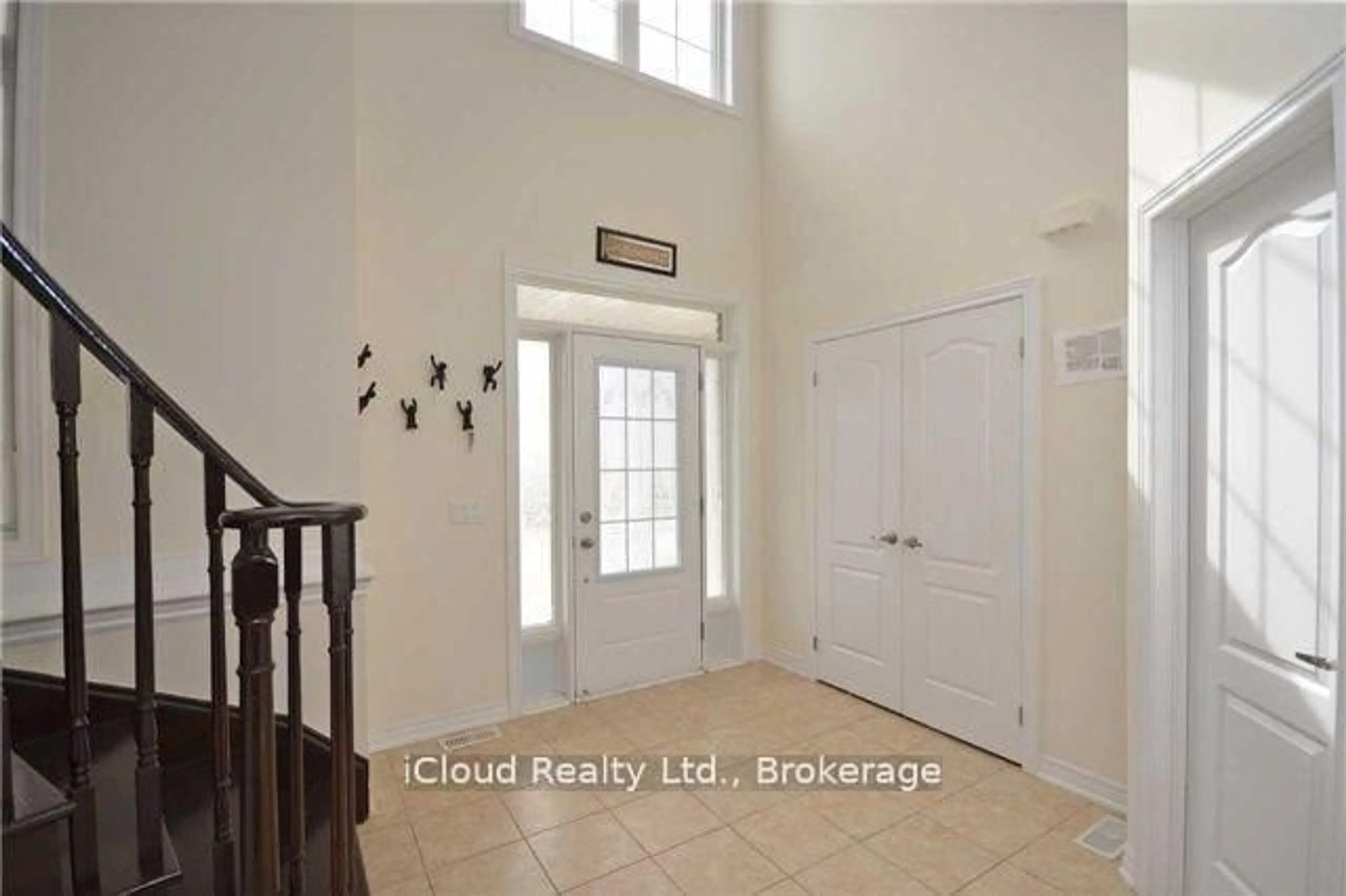 Indoor entryway for 668 Armstrong Rd, Shelburne Ontario L9V 3V4