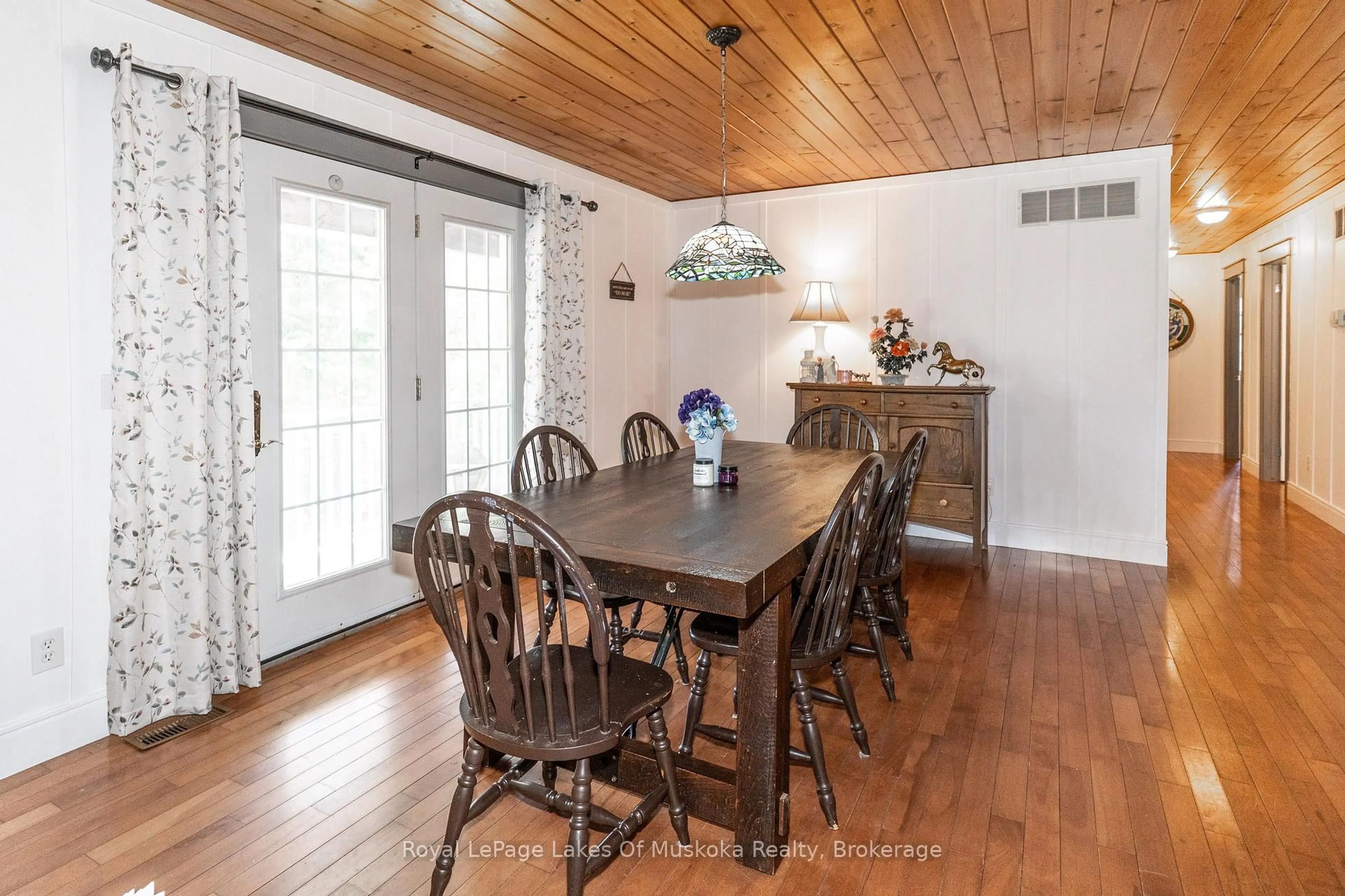 Dining room, wood/laminate floor for 1185 Miriam Dr, Bracebridge Ontario P1L 1X1