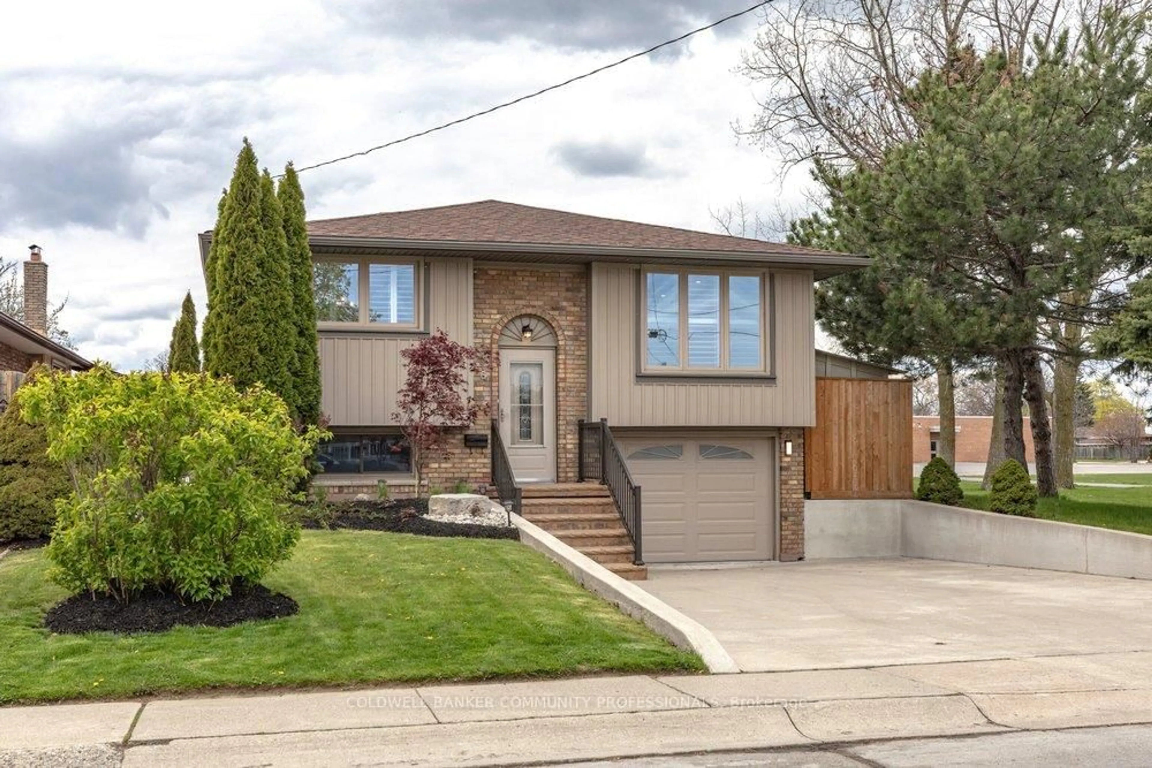 Home with brick exterior material, street for 116 Highridge Ave, Hamilton Ontario L8E 3Y9