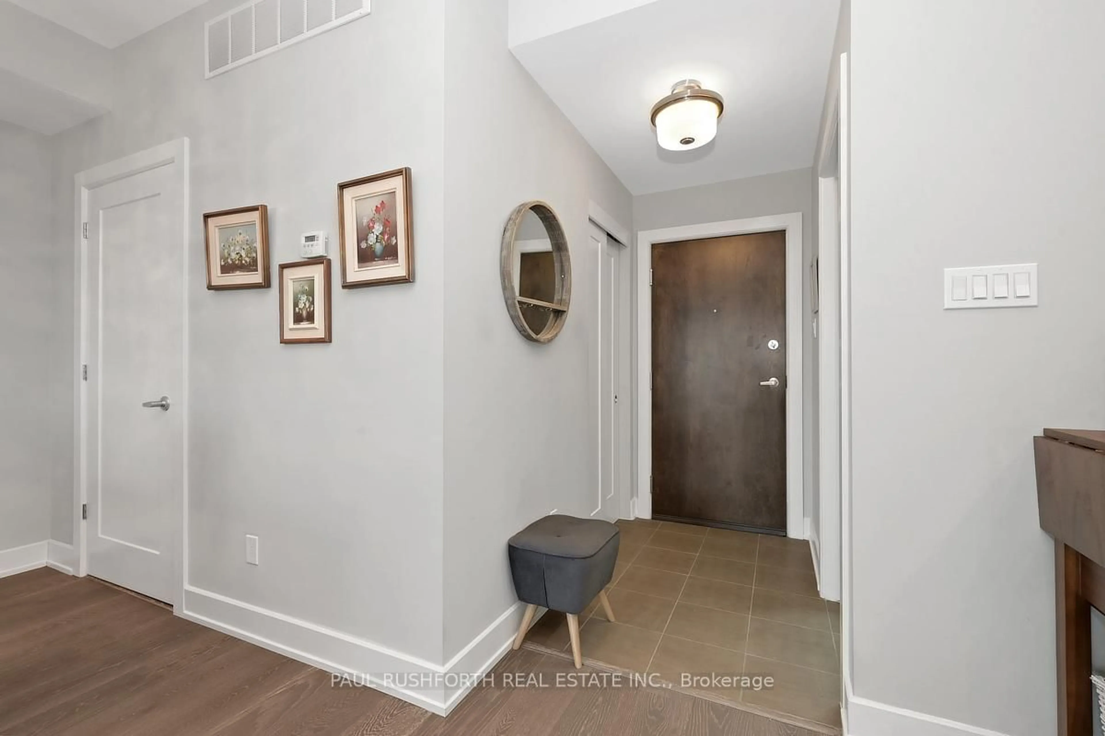 Indoor entryway for 615 Longfields Dr #410, Ottawa Ontario K2J 6J3