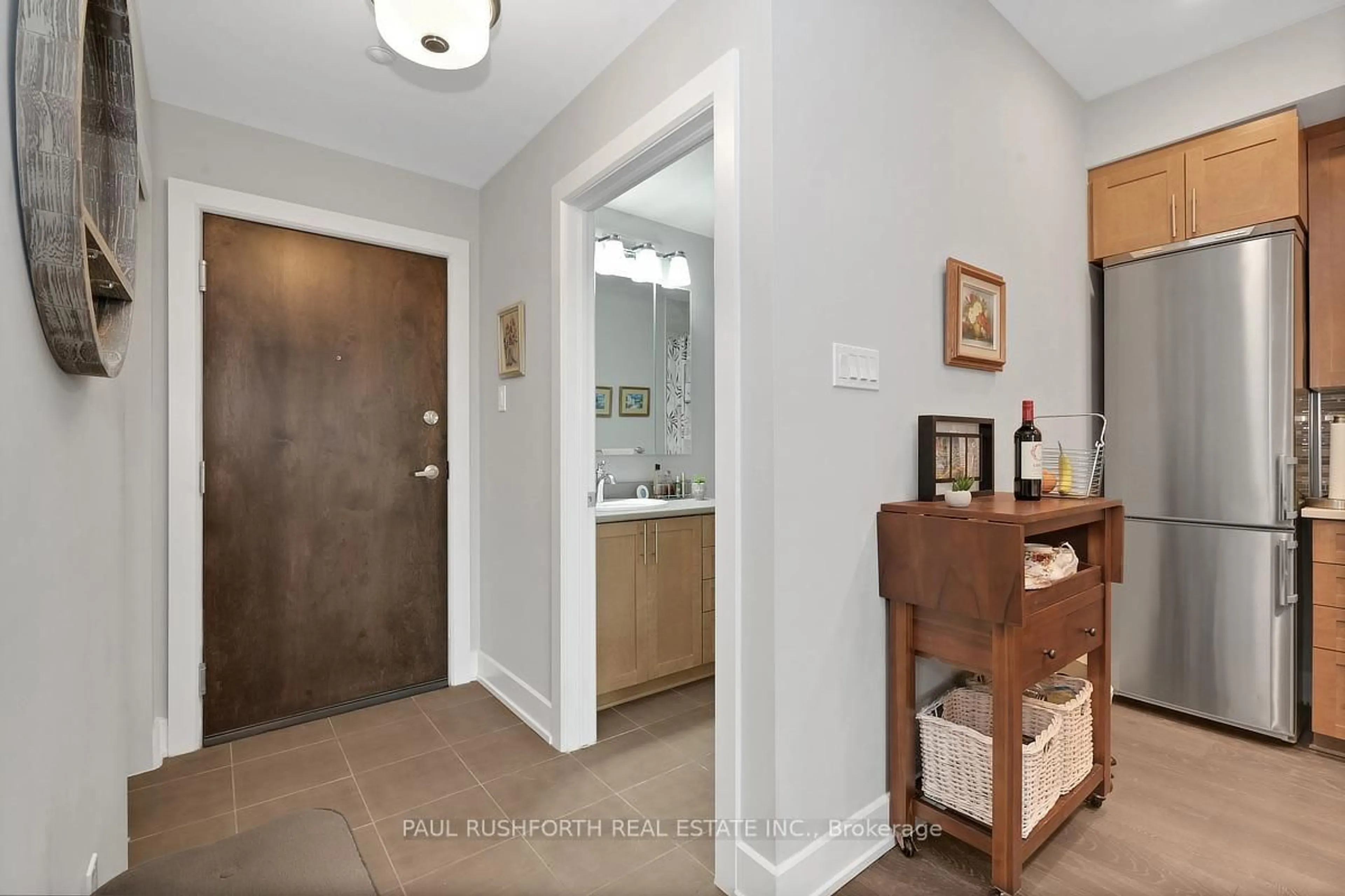Indoor entryway for 615 Longfields Dr #410, Ottawa Ontario K2J 6J3