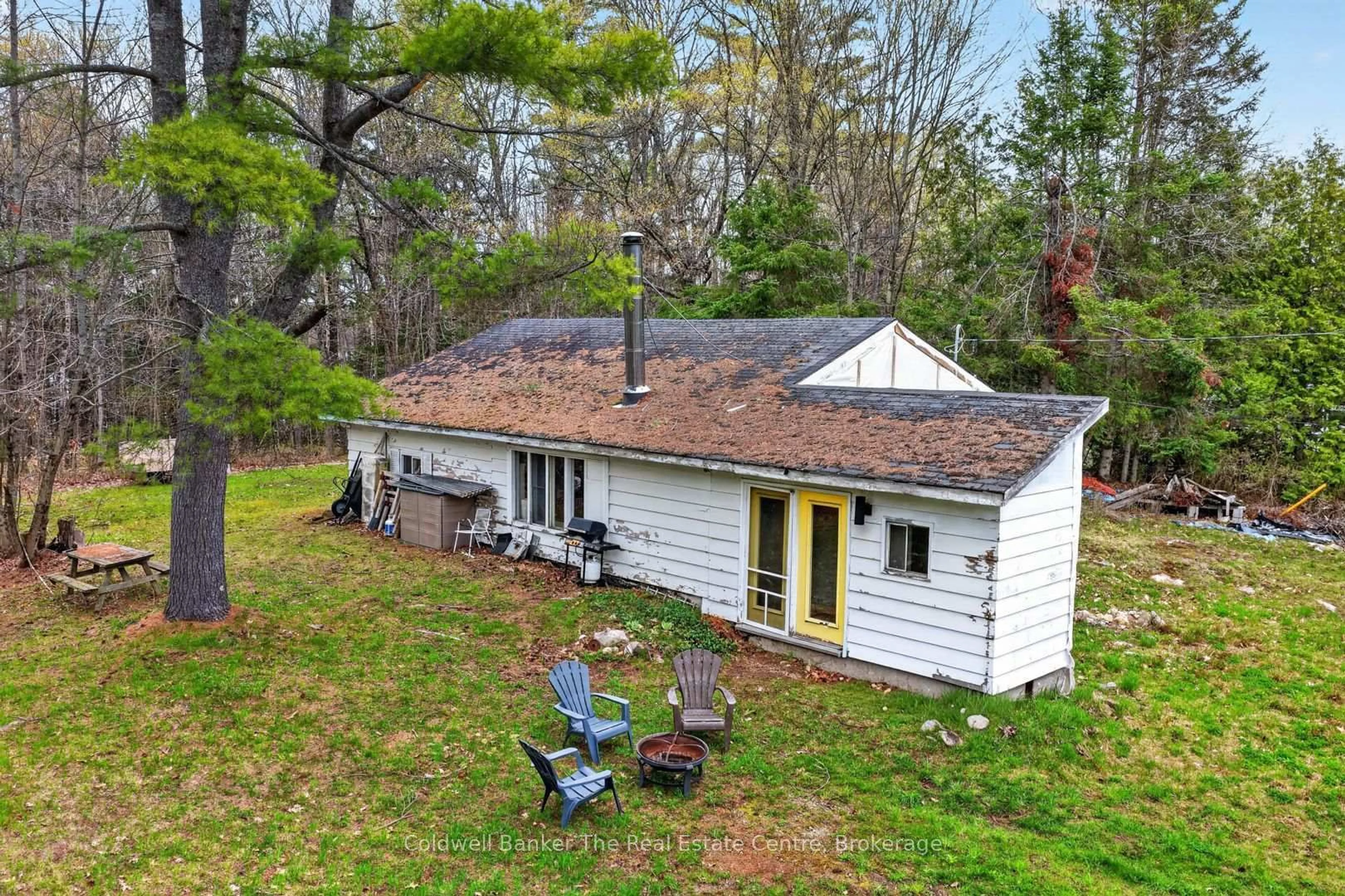 A pic from outside/outdoor area/front of a property/back of a property/a pic from drone, water/lake/river/ocean view for 1657 Houseys Rapids Rd, Gravenhurst Ontario P1P 1R3