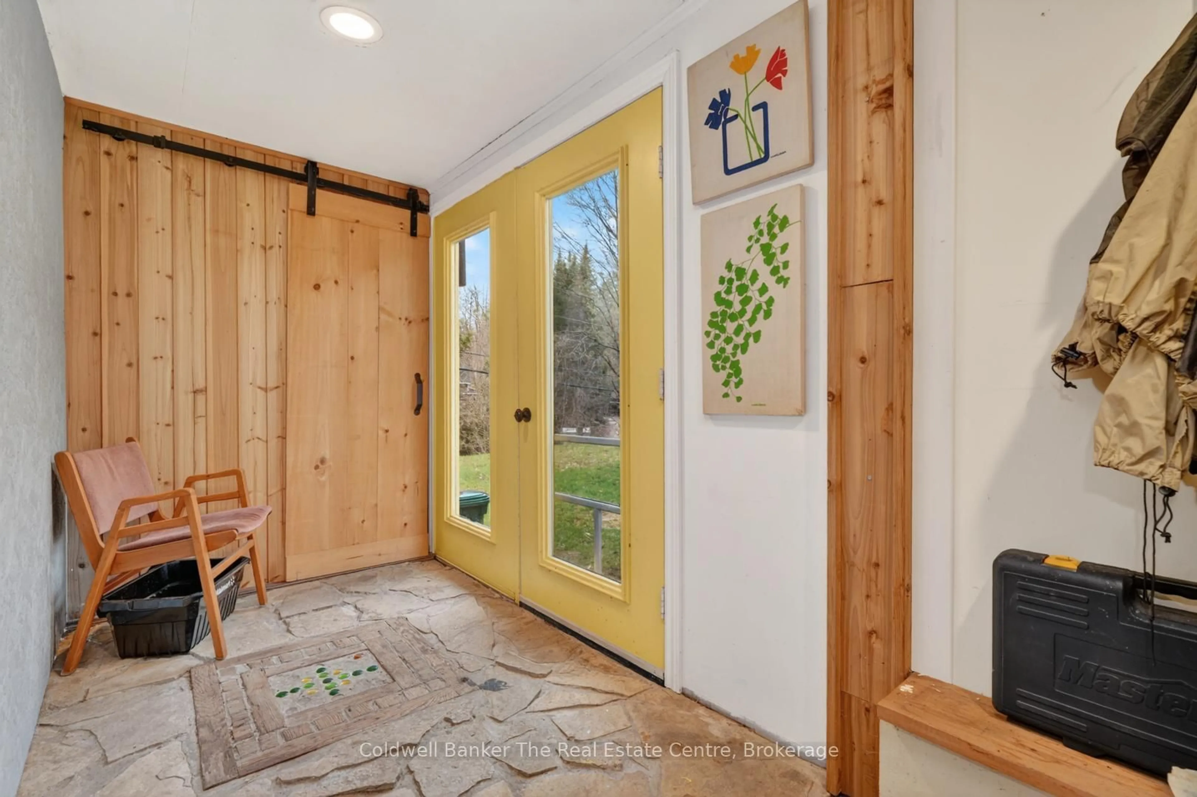 Indoor entryway for 1657 Houseys Rapids Rd, Gravenhurst Ontario P1P 1R3