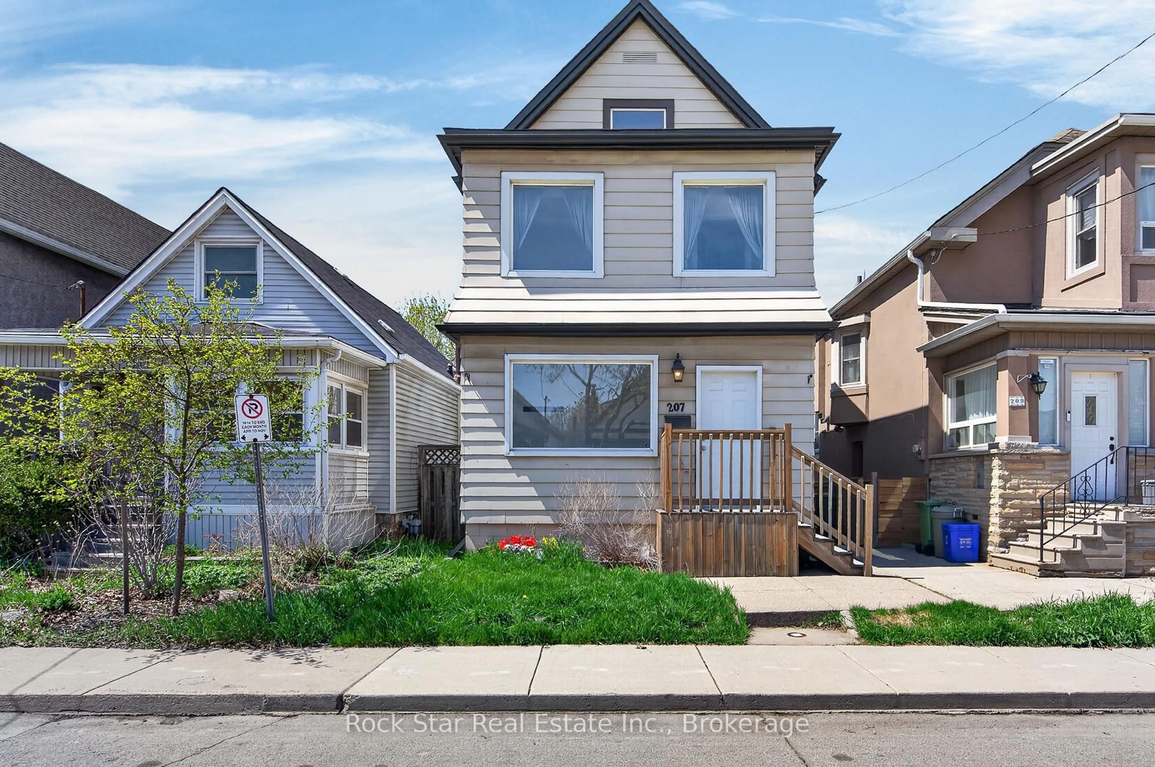 Home with vinyl exterior material, street for 207 Rosslyn Ave, Hamilton Ontario L8L 7P8