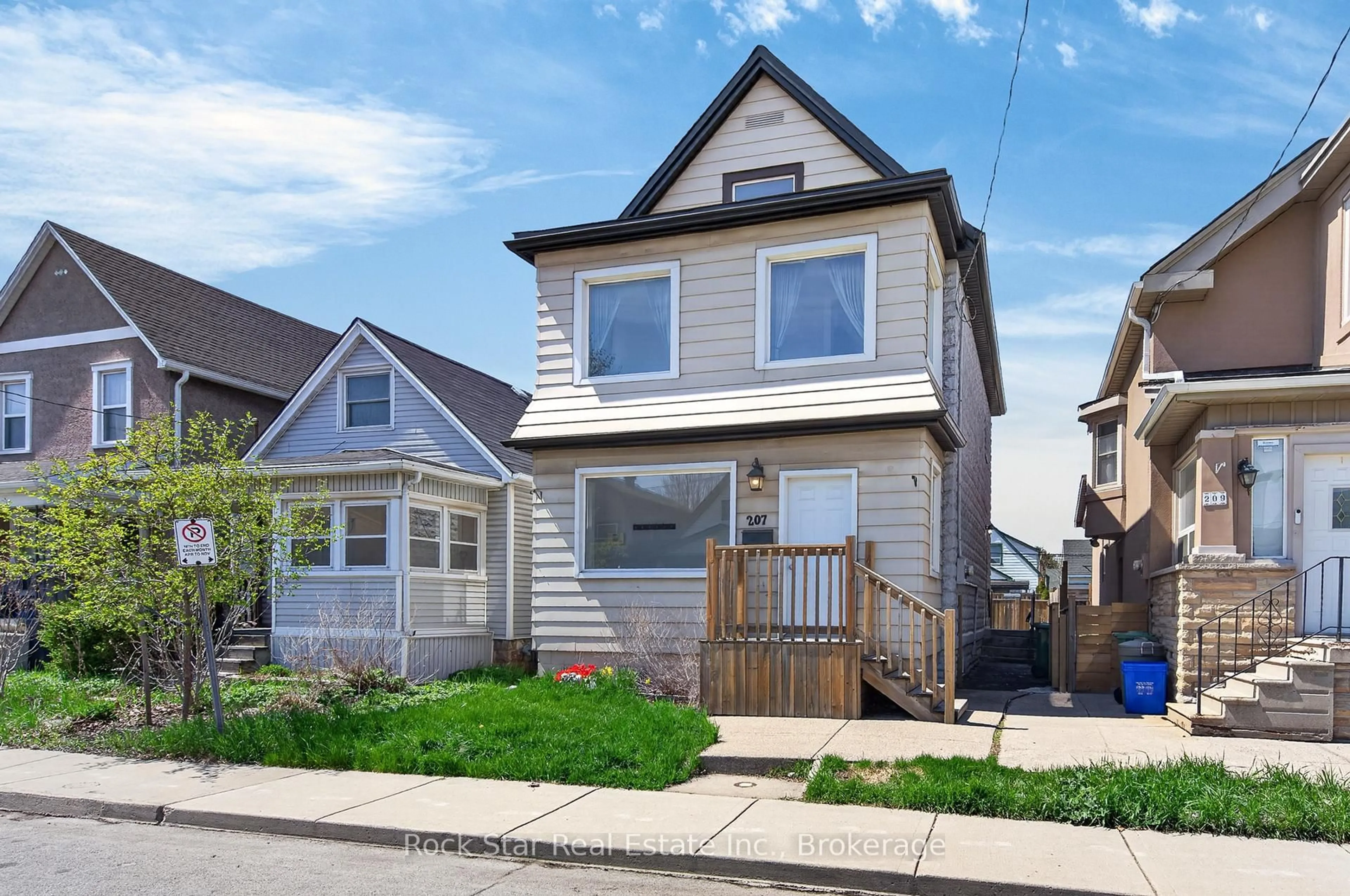 Home with vinyl exterior material, street for 207 Rosslyn Ave, Hamilton Ontario L8L 7P8
