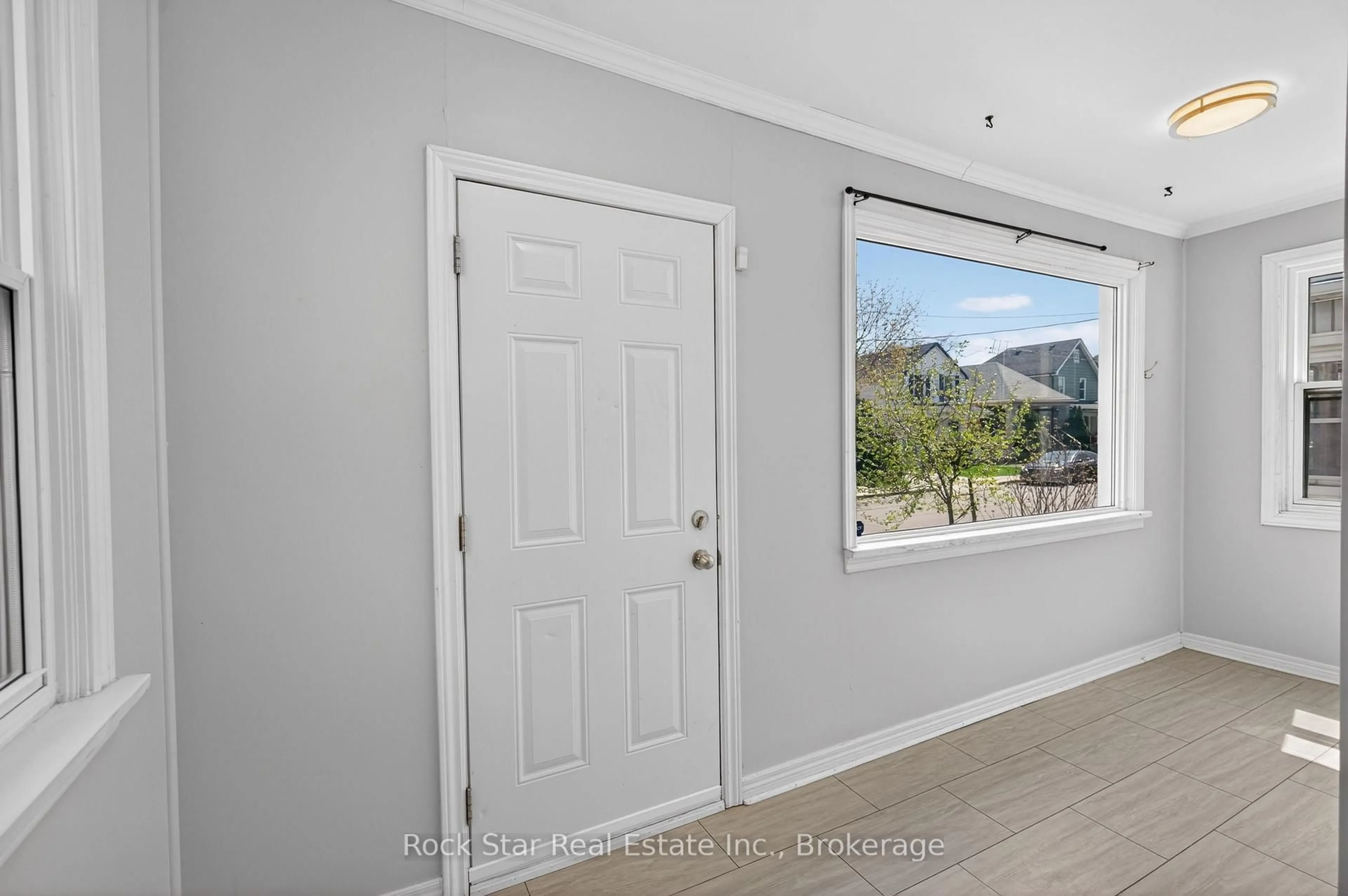 Indoor entryway for 207 Rosslyn Ave, Hamilton Ontario L8L 7P8