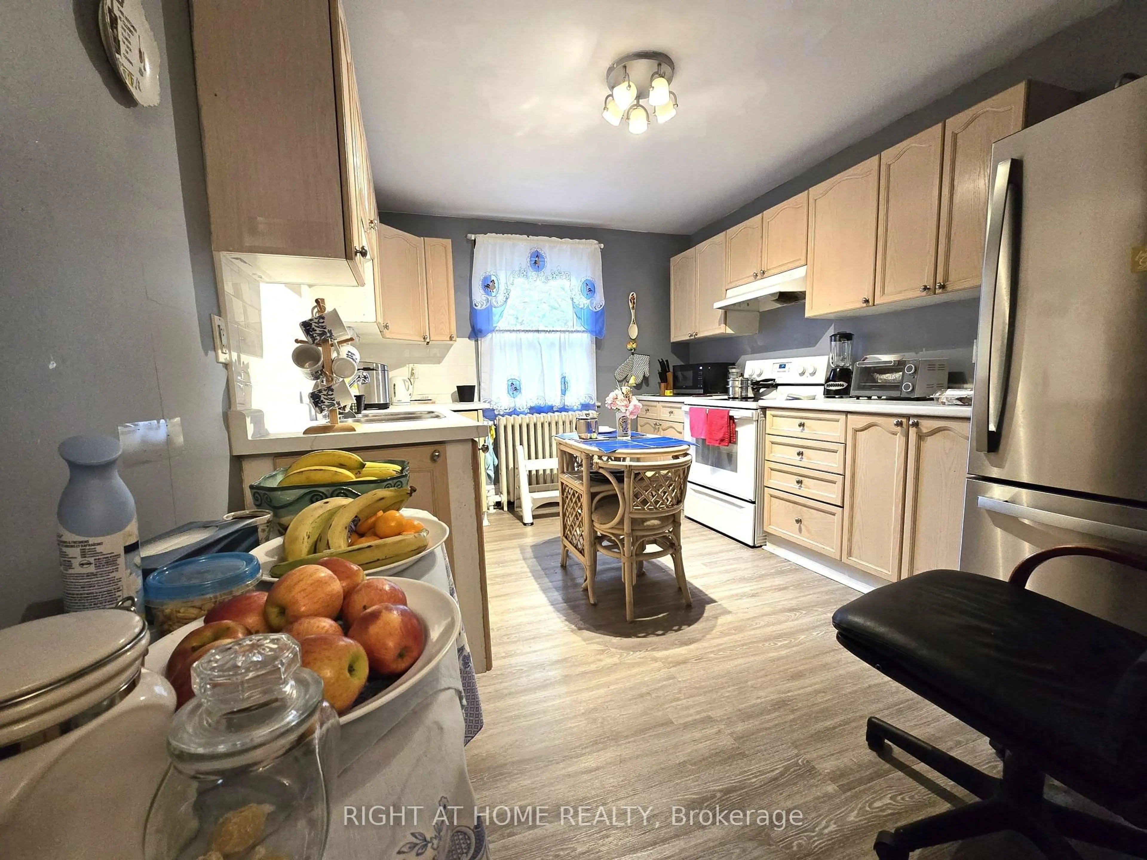 Unknown for 1088 King St, Hamilton Ontario L8M 1E3