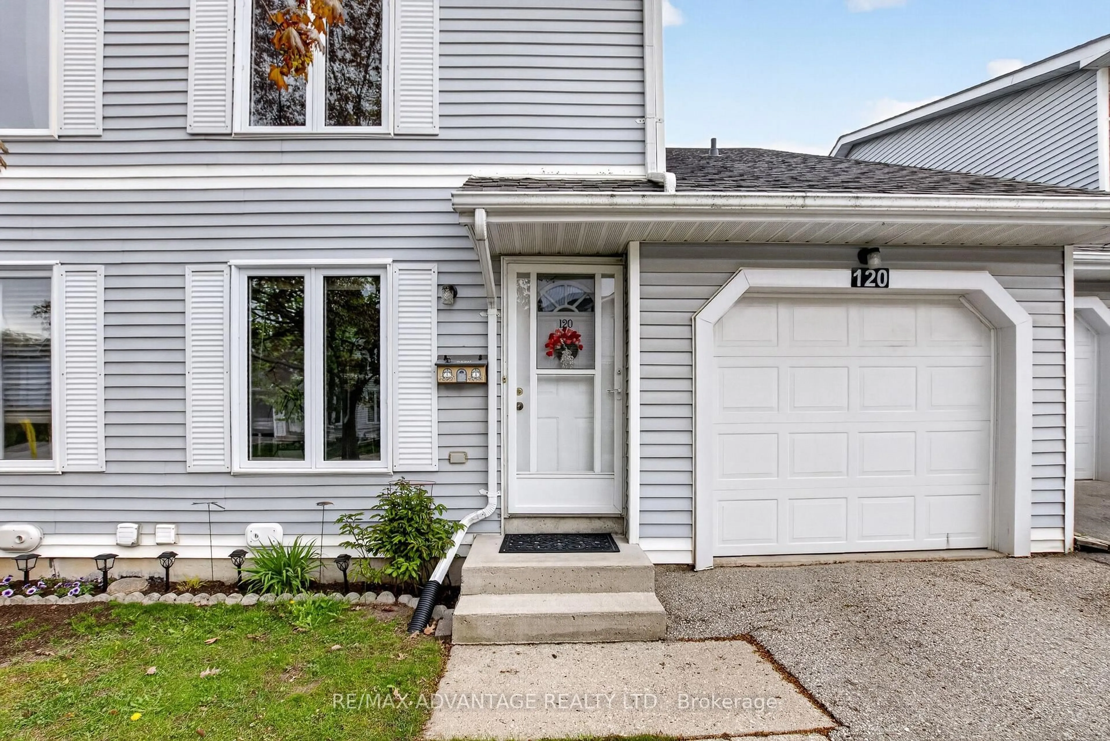 Home with vinyl exterior material, street for 120 Centre St #120, London South Ontario N6J 4X4