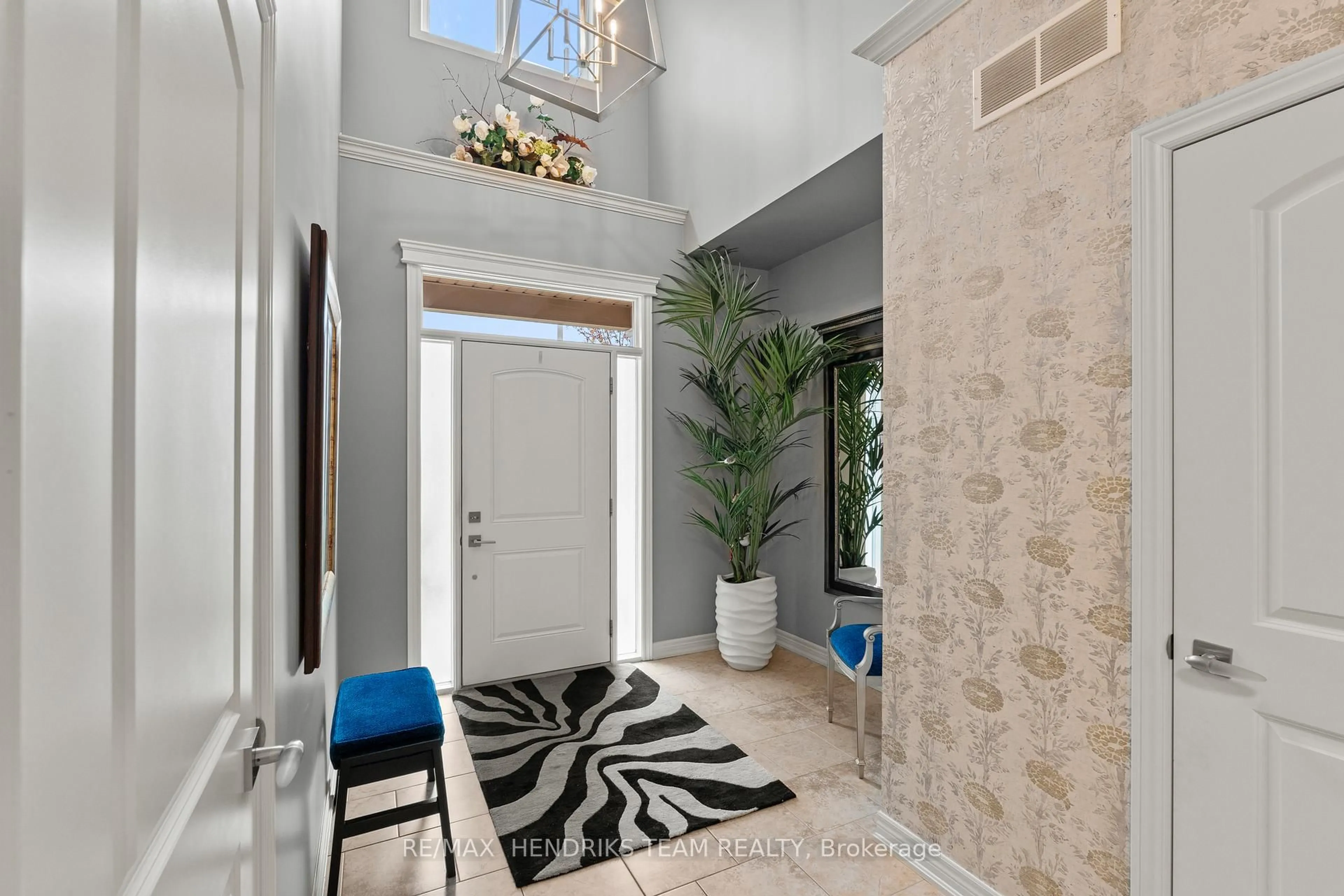 Indoor entryway for 54 Videl Cres, St. Catharines Ontario L2W 0A3