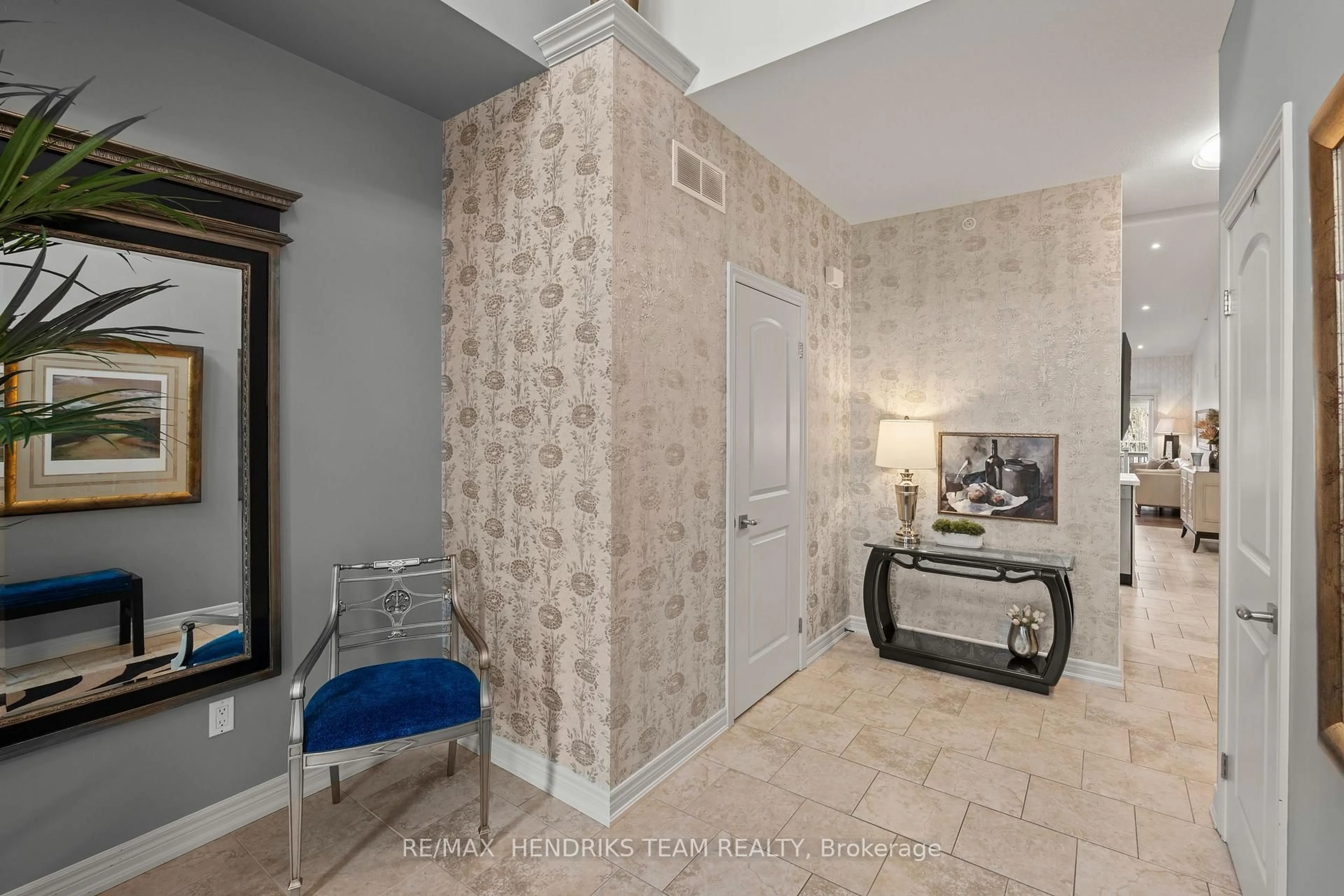 Indoor entryway for 54 Videl Cres, St. Catharines Ontario L2W 0A3