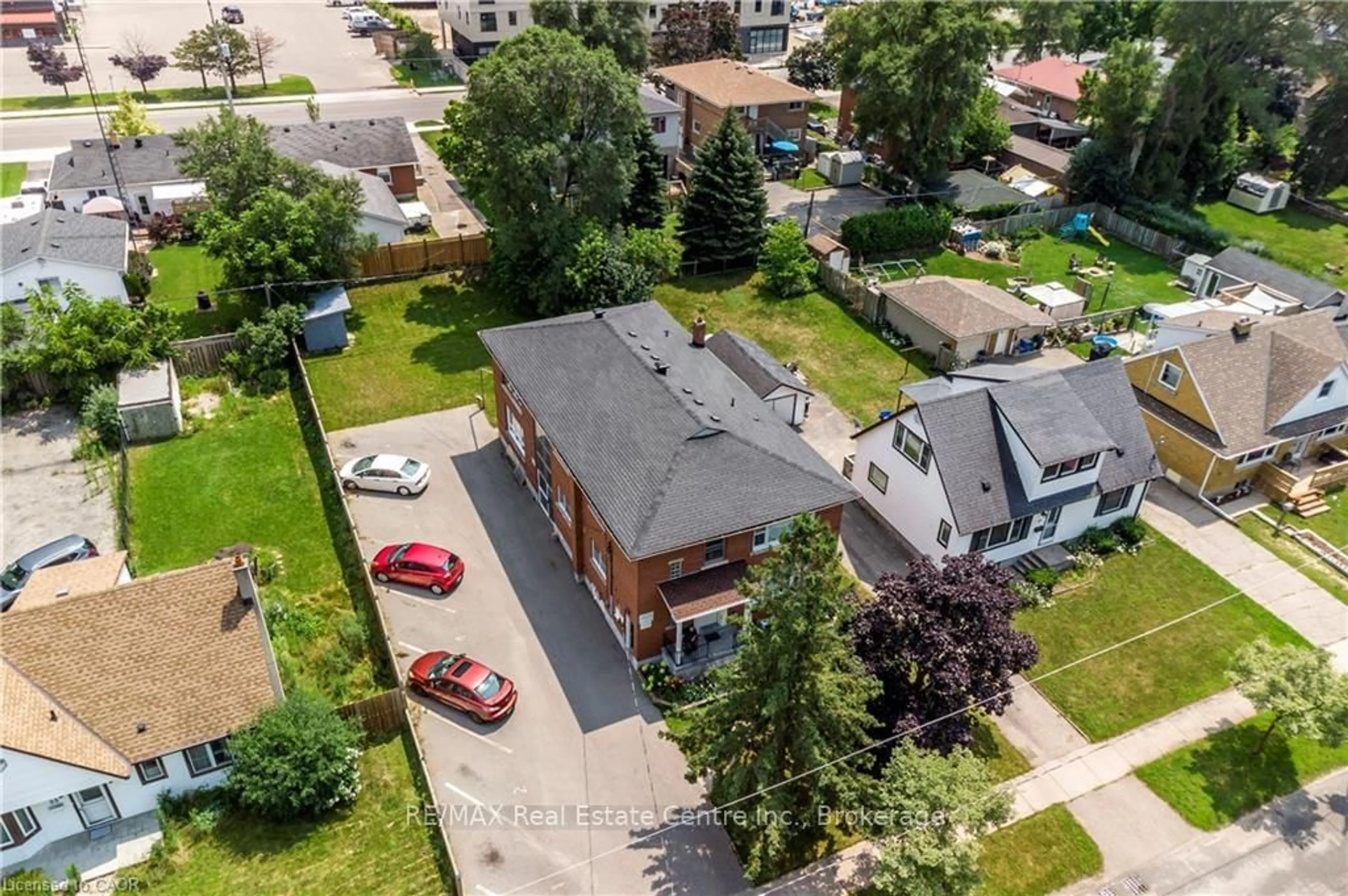A pic from outside/outdoor area/front of a property/back of a property/a pic from drone, street for 43 SIXTH Ave, Kitchener Ontario N2C 1P9