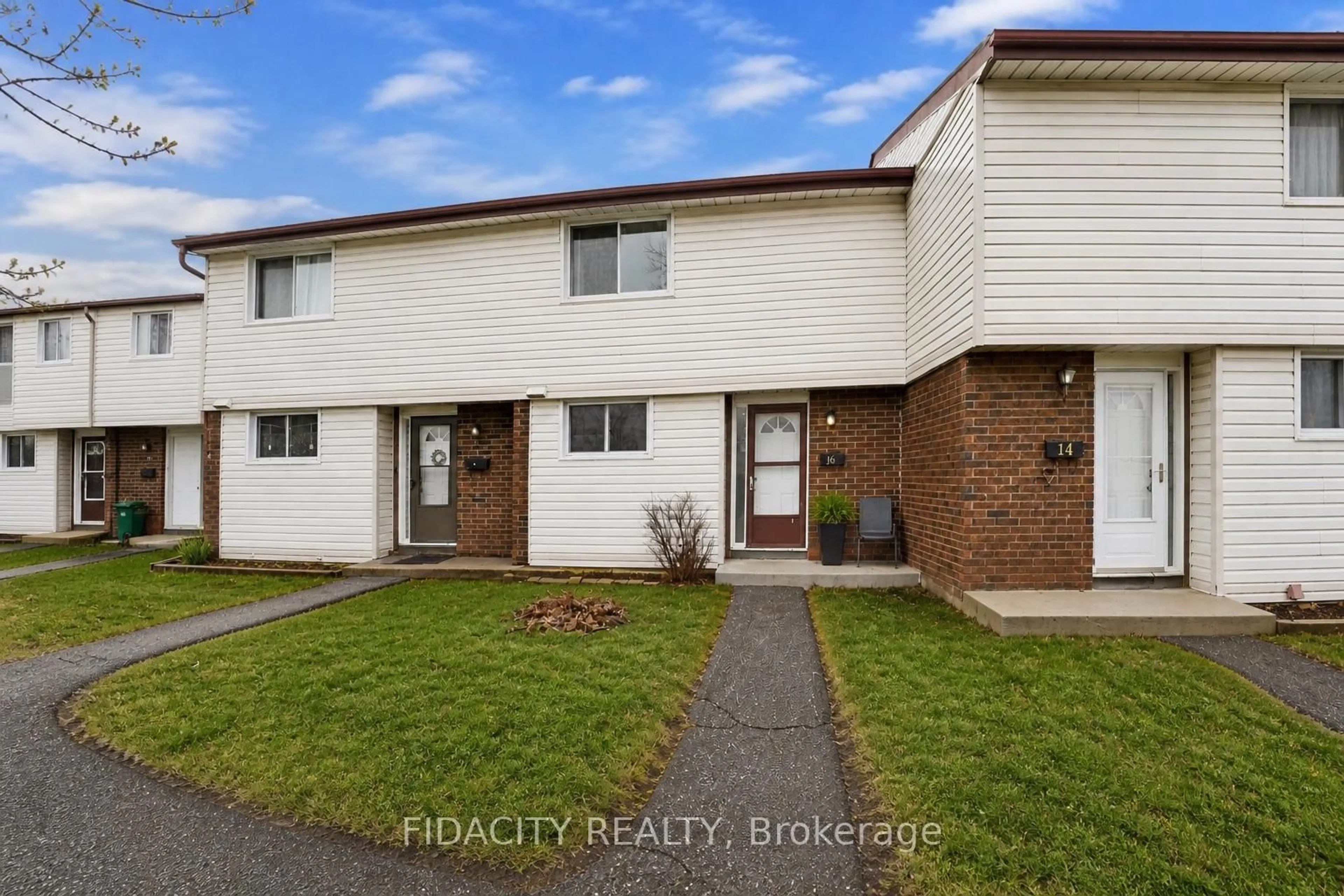 A pic from outside/outdoor area/front of a property/back of a property/a pic from drone, unknown for 16 Glencoe St #31, Nepean Ontario K2H 8S6
