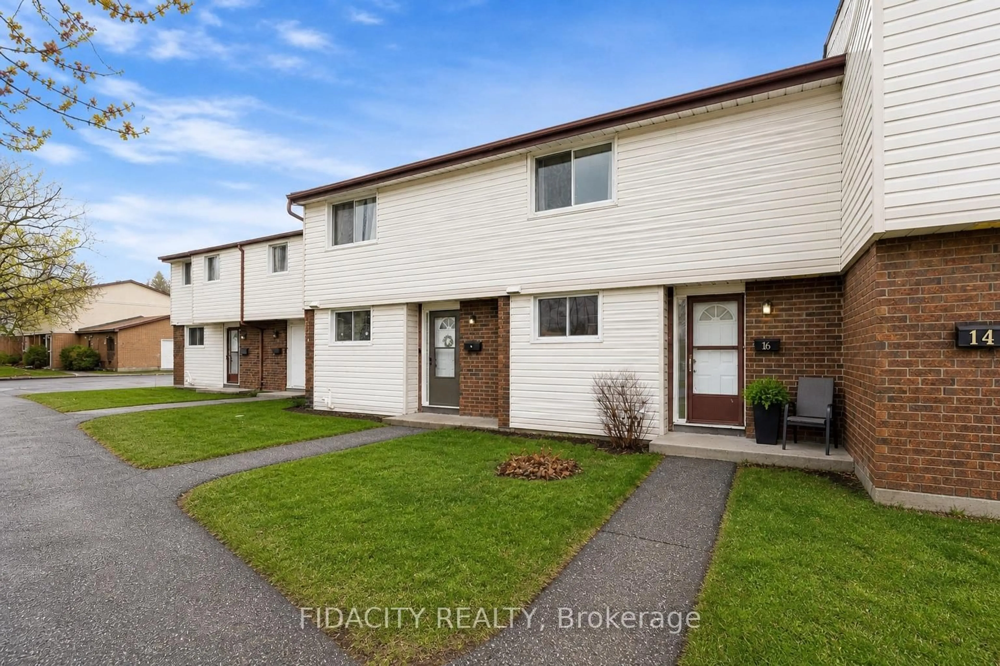 A pic from outside/outdoor area/front of a property/back of a property/a pic from drone, street for 16 Glencoe St #31, Nepean Ontario K2H 8S6