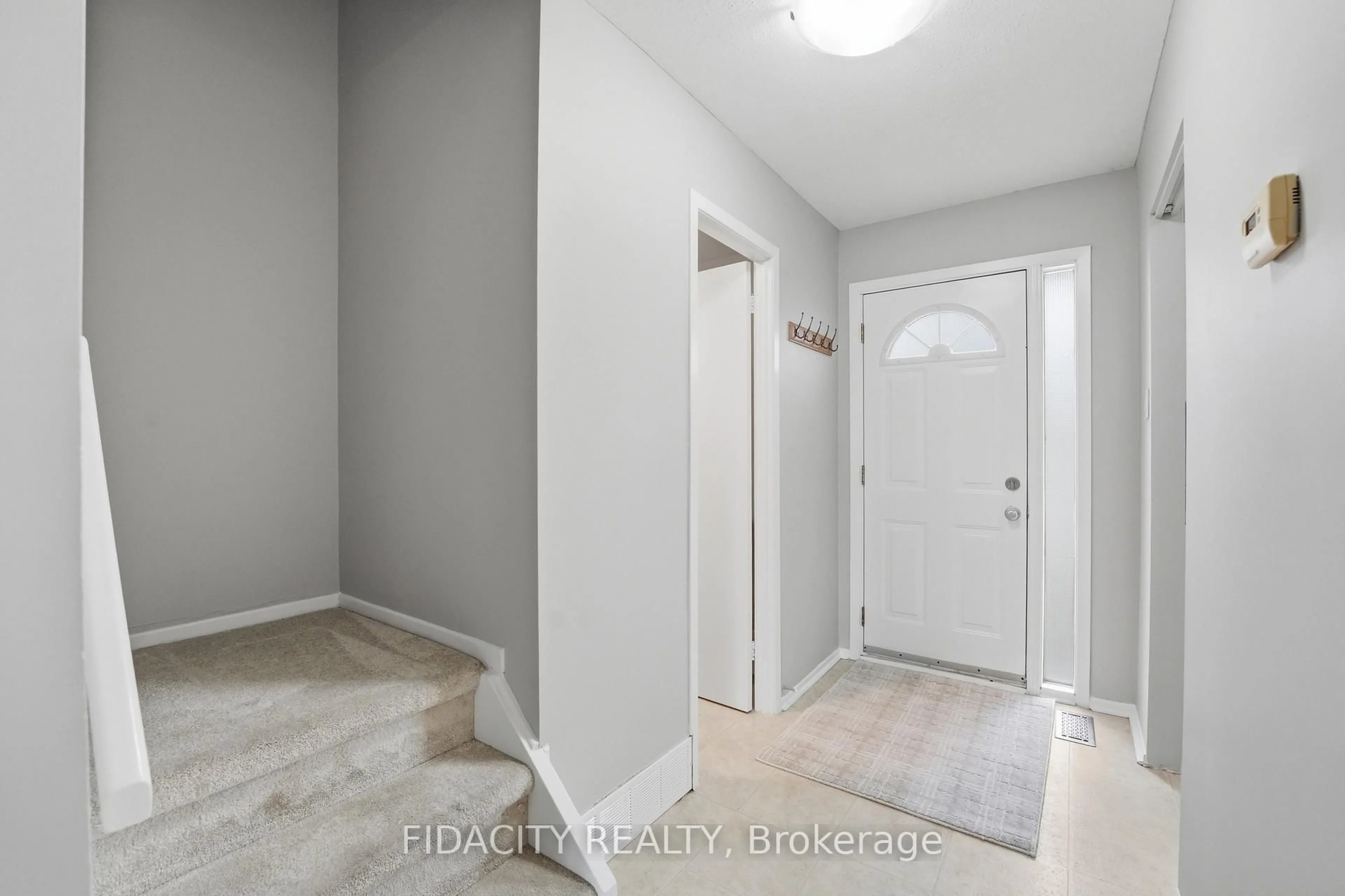 Indoor entryway for 16 Glencoe St #31, Nepean Ontario K2H 8S6
