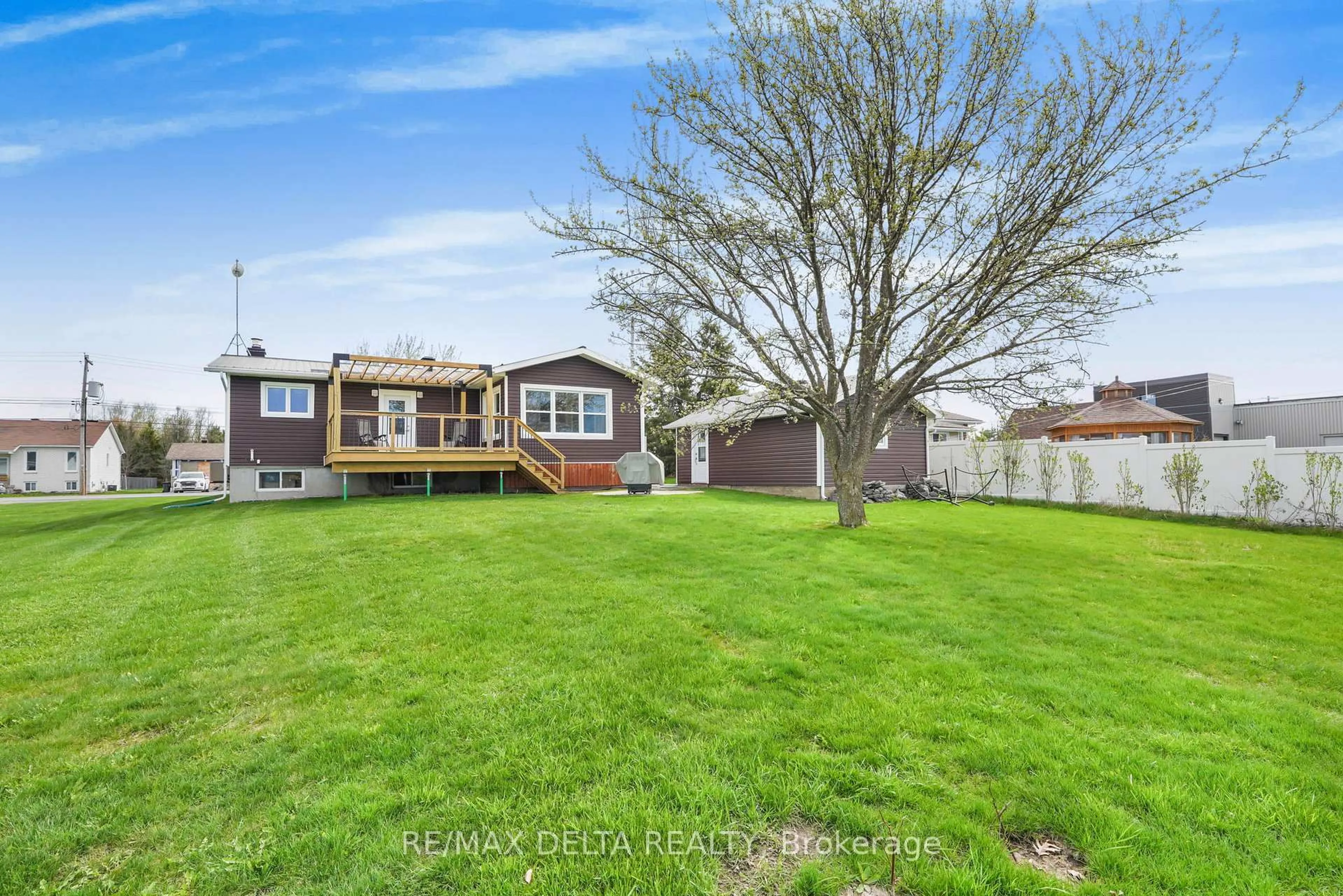 A pic from outside/outdoor area/front of a property/back of a property/a pic from drone, unknown for 146 Jessop's Falls Rd, Alfred and Plantagenet Ontario K0B 1L0