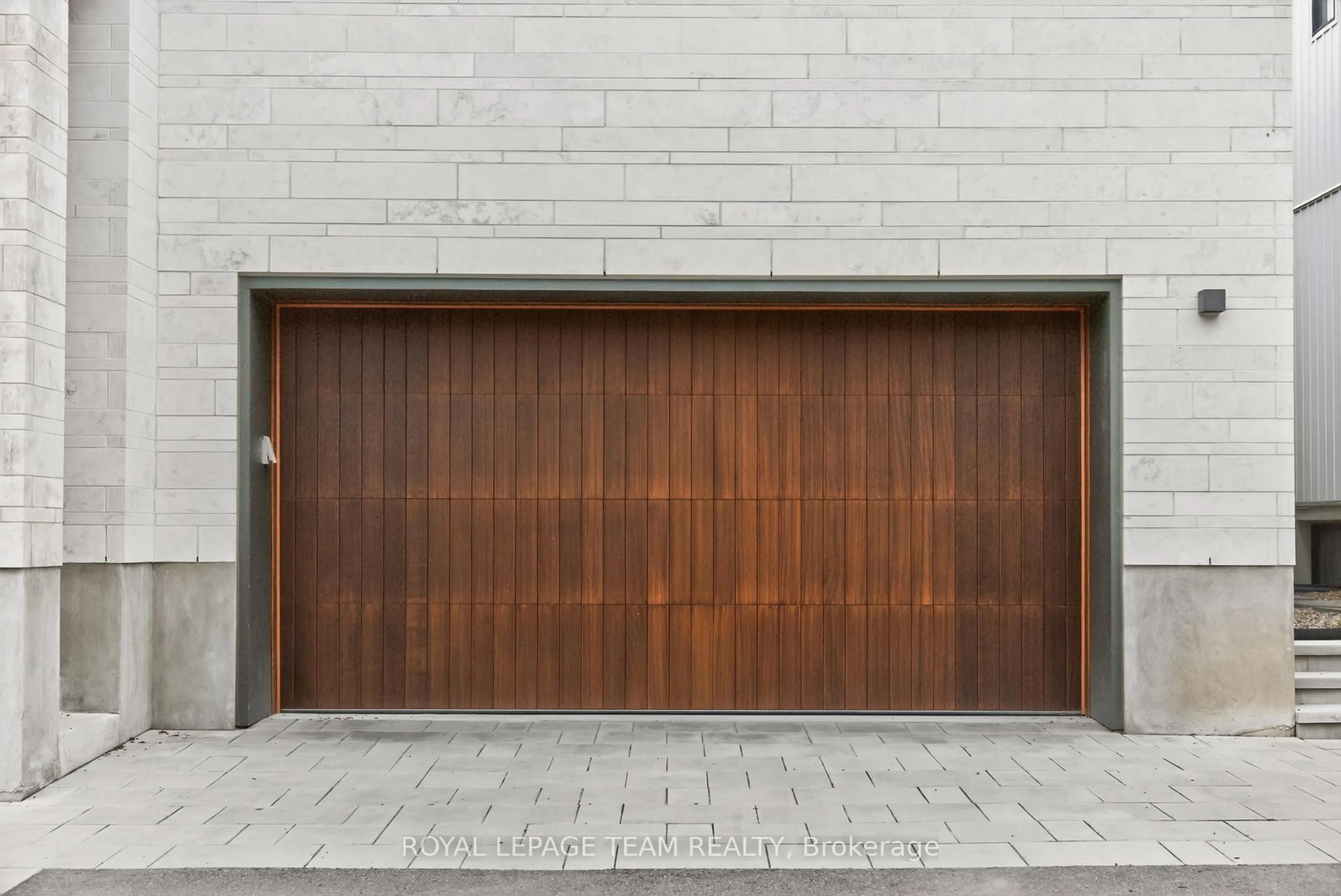 Indoor garage for 511 Fraser Ave, Ottawa Ontario K2A 2R1