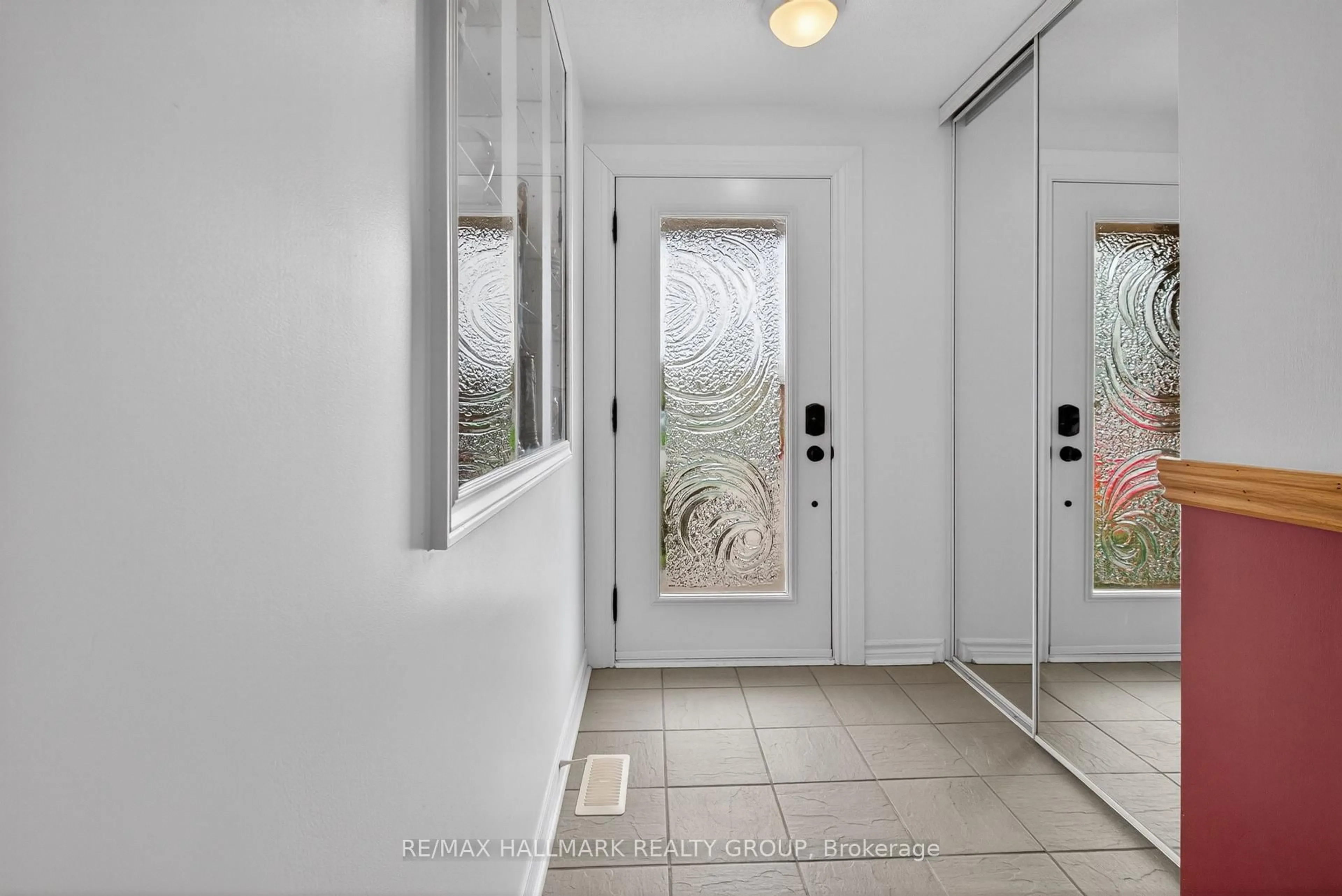 Indoor entryway for 6075 Forestglen Cres, Ottawa Ontario K1C 5N6
