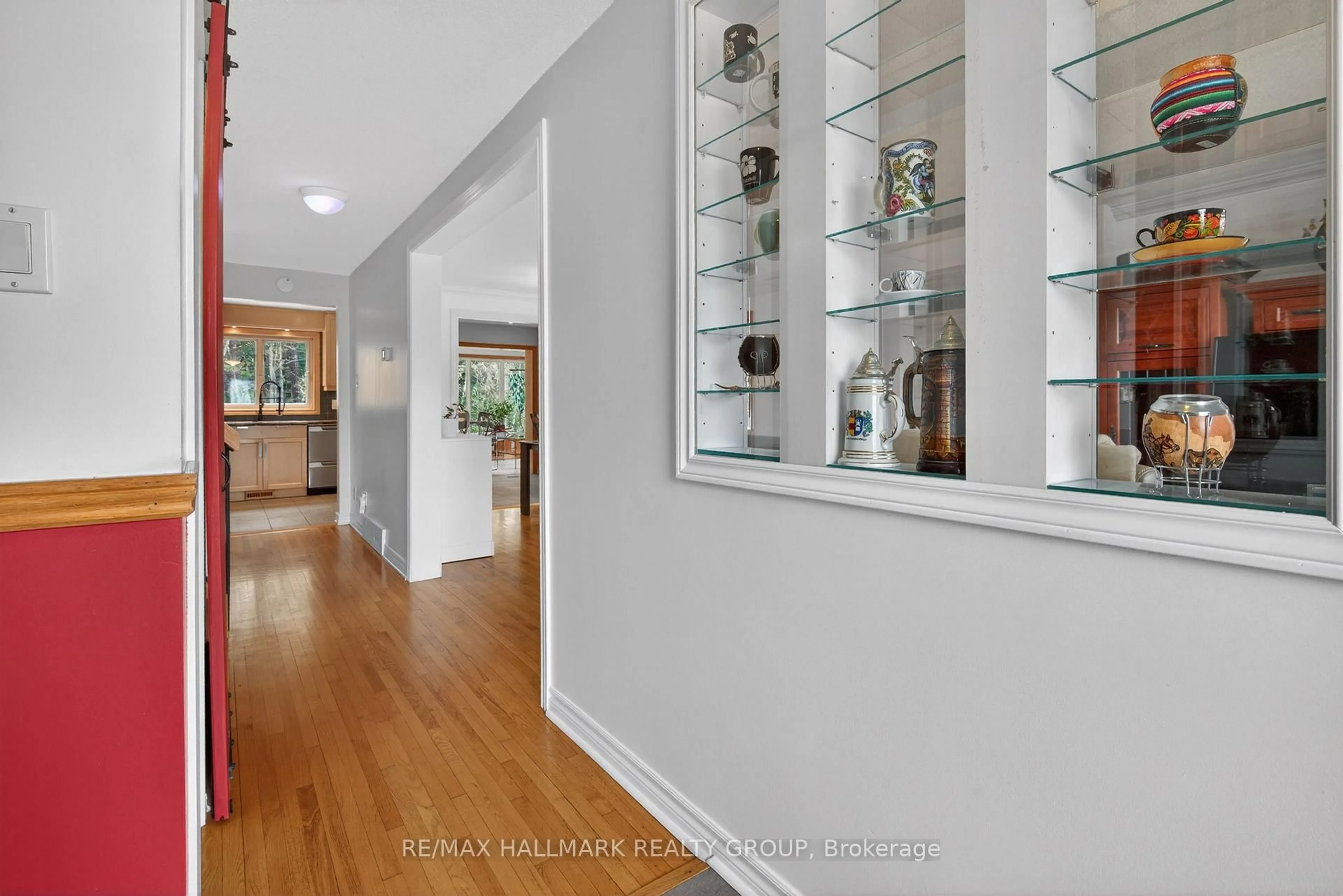 Indoor entryway for 6075 Forestglen Cres, Ottawa Ontario K1C 5N6