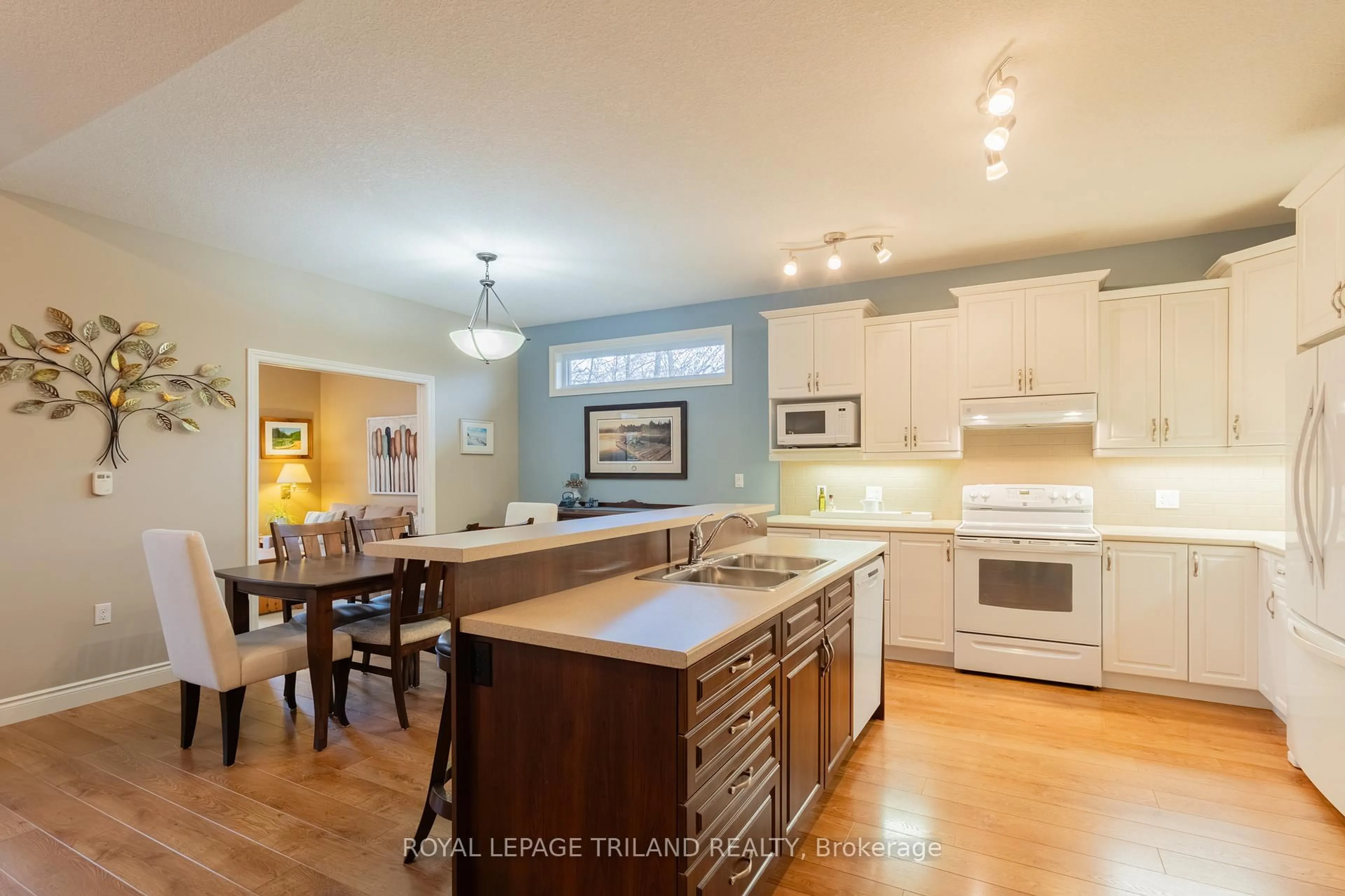 Open concept kitchen, unknown for 19 Erin Pl, Lambton Shores Ontario N0M 1T0