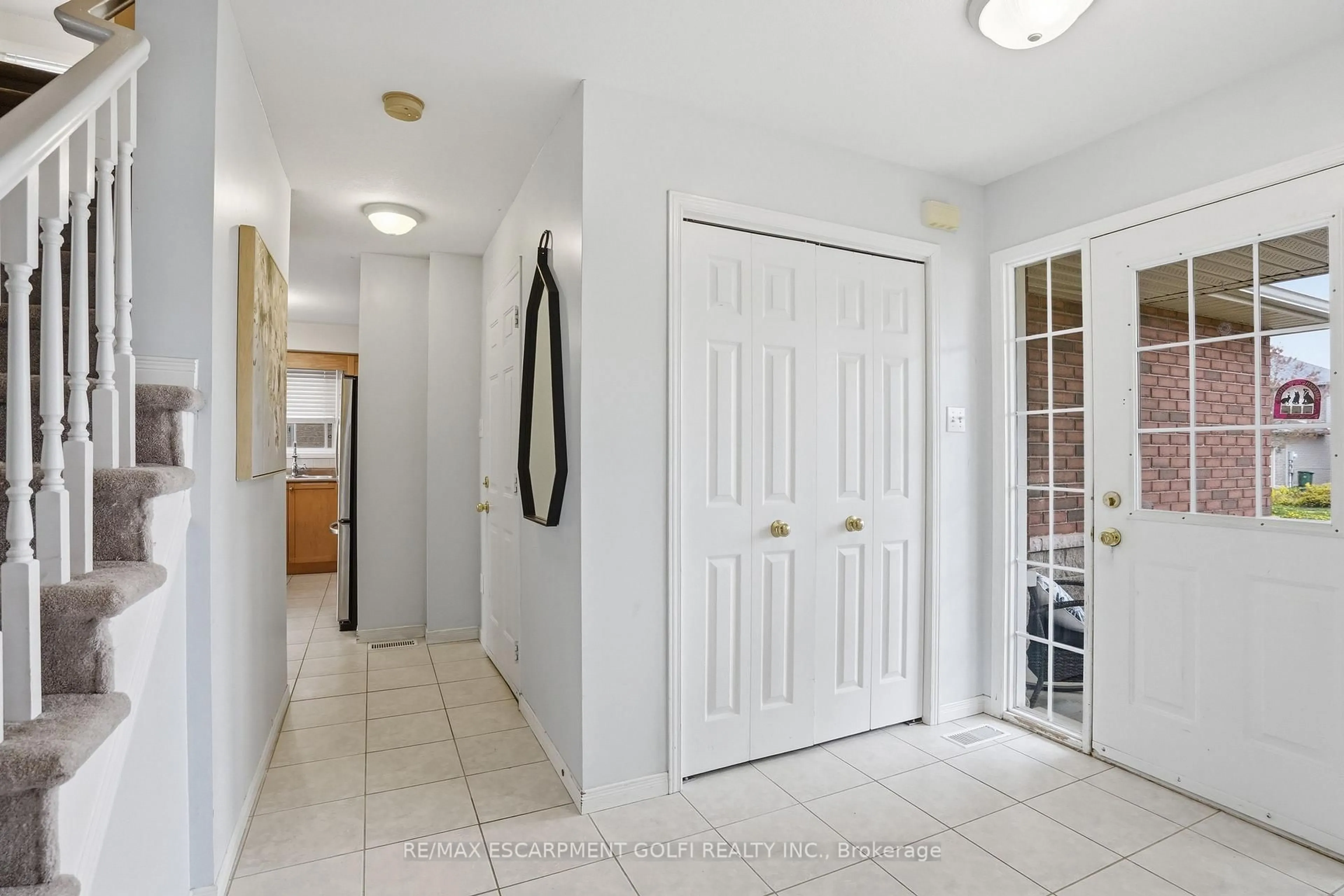 Indoor entryway for 156 PROVIDENT Way, Hamilton Ontario L0R 1W0