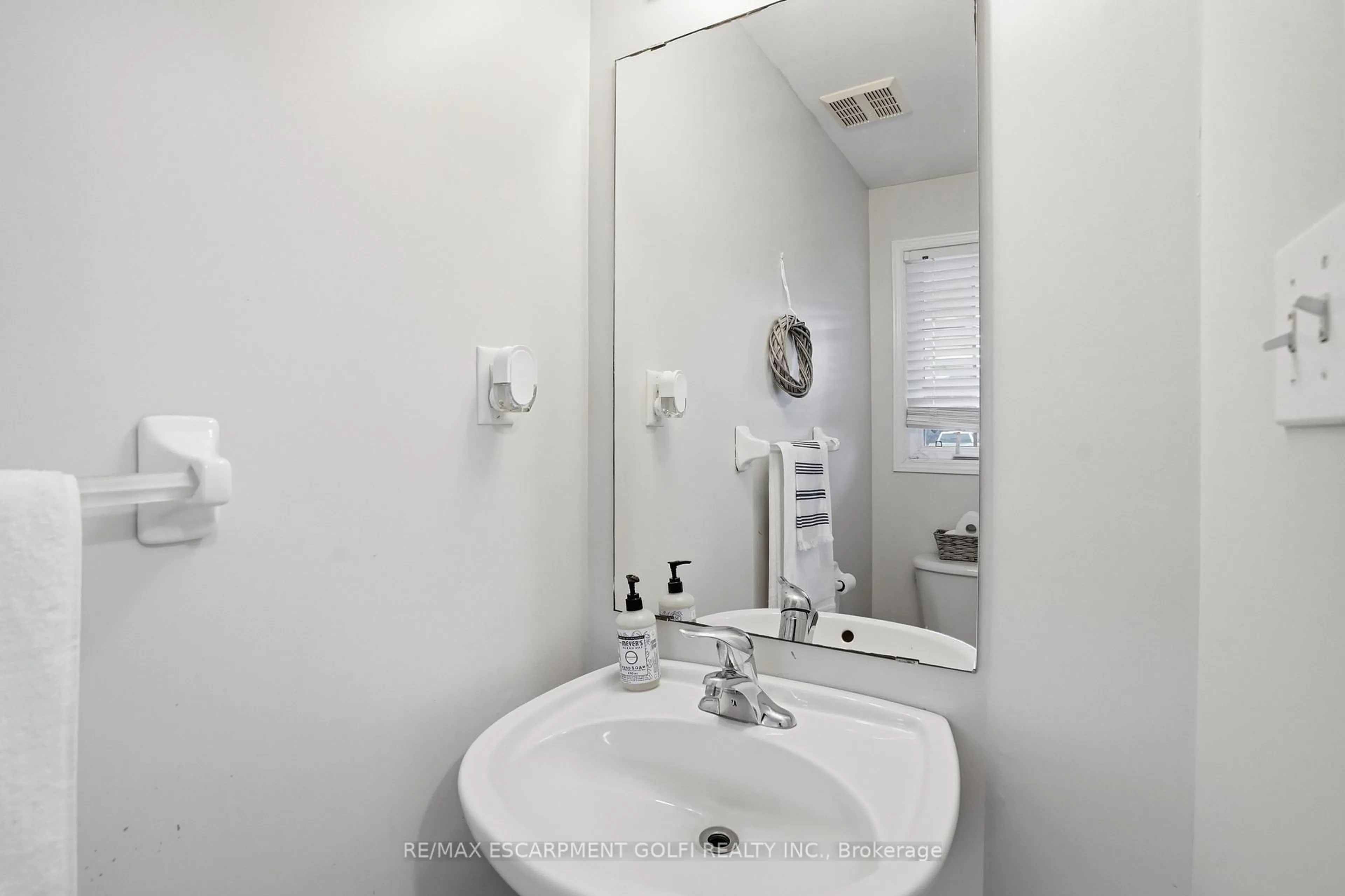 Standard bathroom, ceramic/tile floor for 156 PROVIDENT Way, Hamilton Ontario L0R 1W0